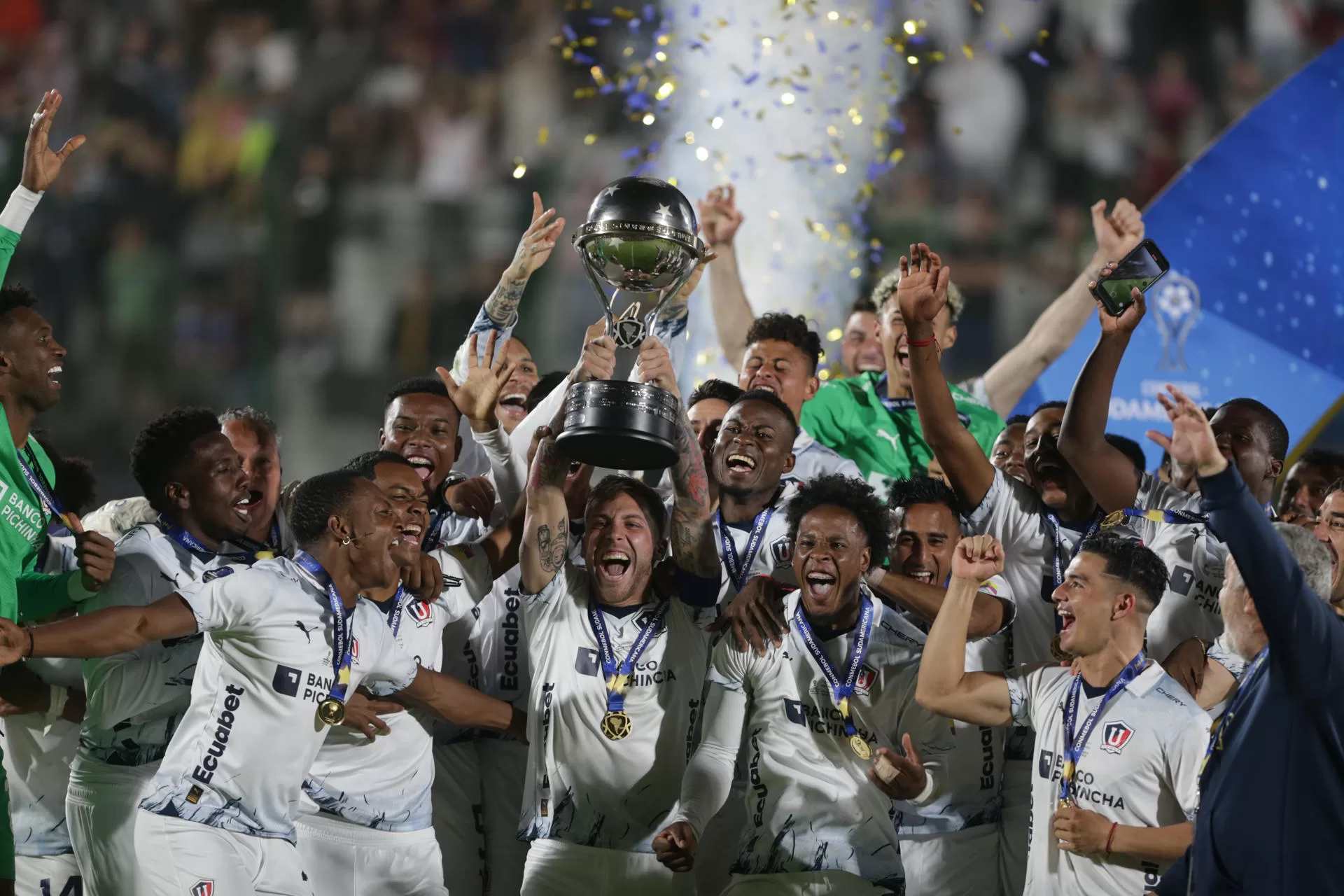 Jugadores de LDU Quito celebran al ganar la Copa Sudamericana frente a Fortaleza hoy, en el estadio Domingo Burgueño Miguel en Maldonado (Uruguay). EFE/ Gaston Britos 