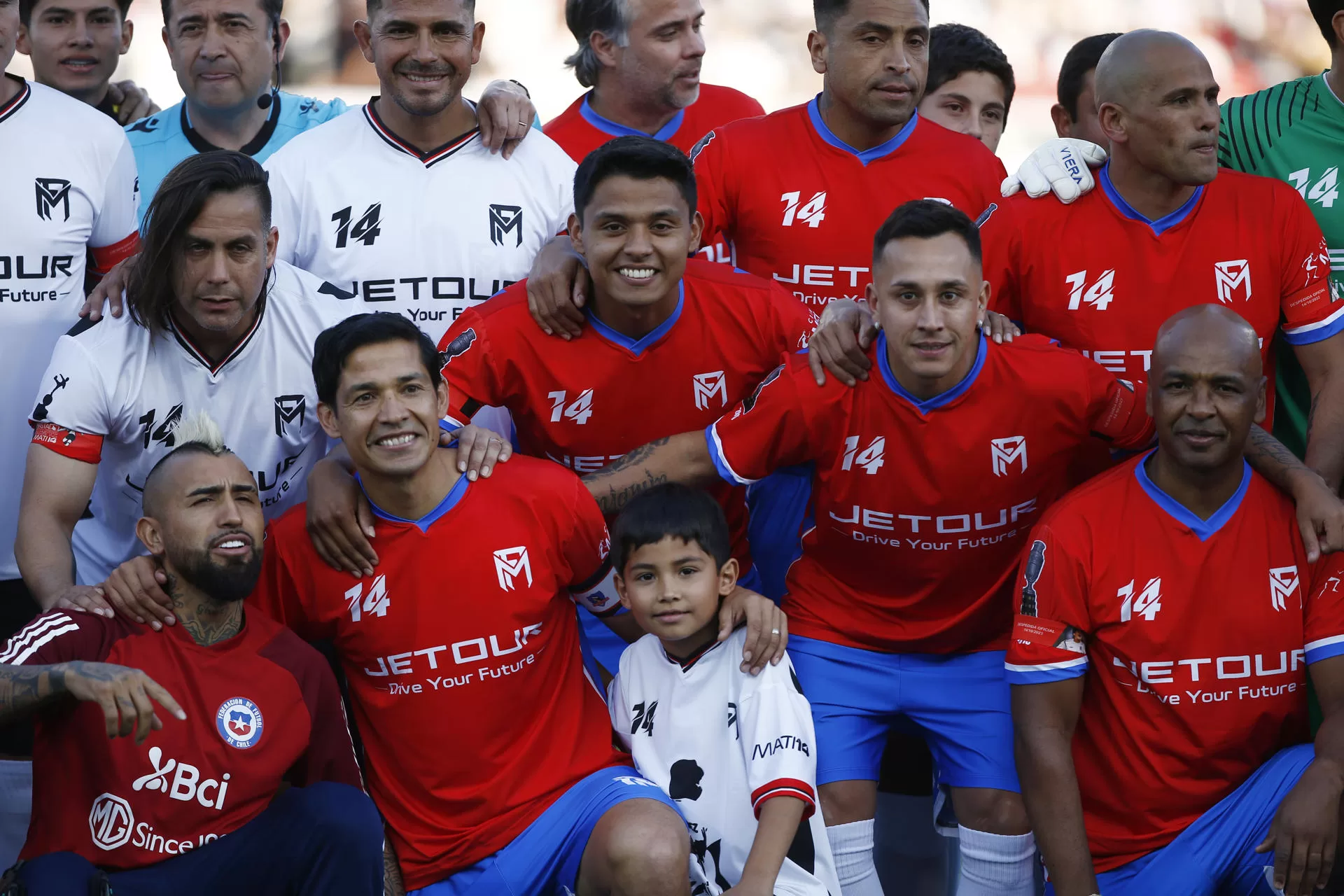 El exjugador chileno Matías Fernández (2-i) posa junto a amigos y excompañeros durante su partido de despedida, hoy en el estadio Monumental, en Santiago (Chile). EFE/Javier Martín