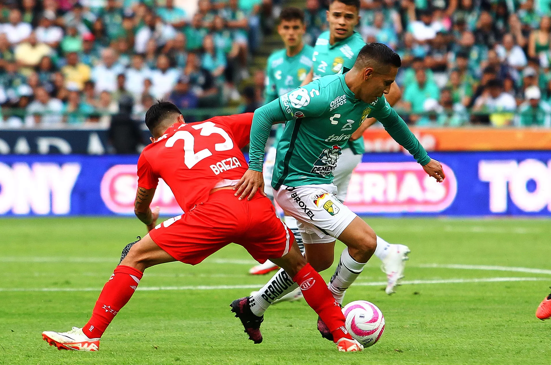 Claudio Baeza (i) del Toluca disputa un balón con José Rodríguez (d) del León durante un juego por la jornada 13 del torneo Apertura 2023 de la Liga MX del fútbol mexicano, en el estadio León, estado de Guanajuato (México). EFE/Luis Ramírez 