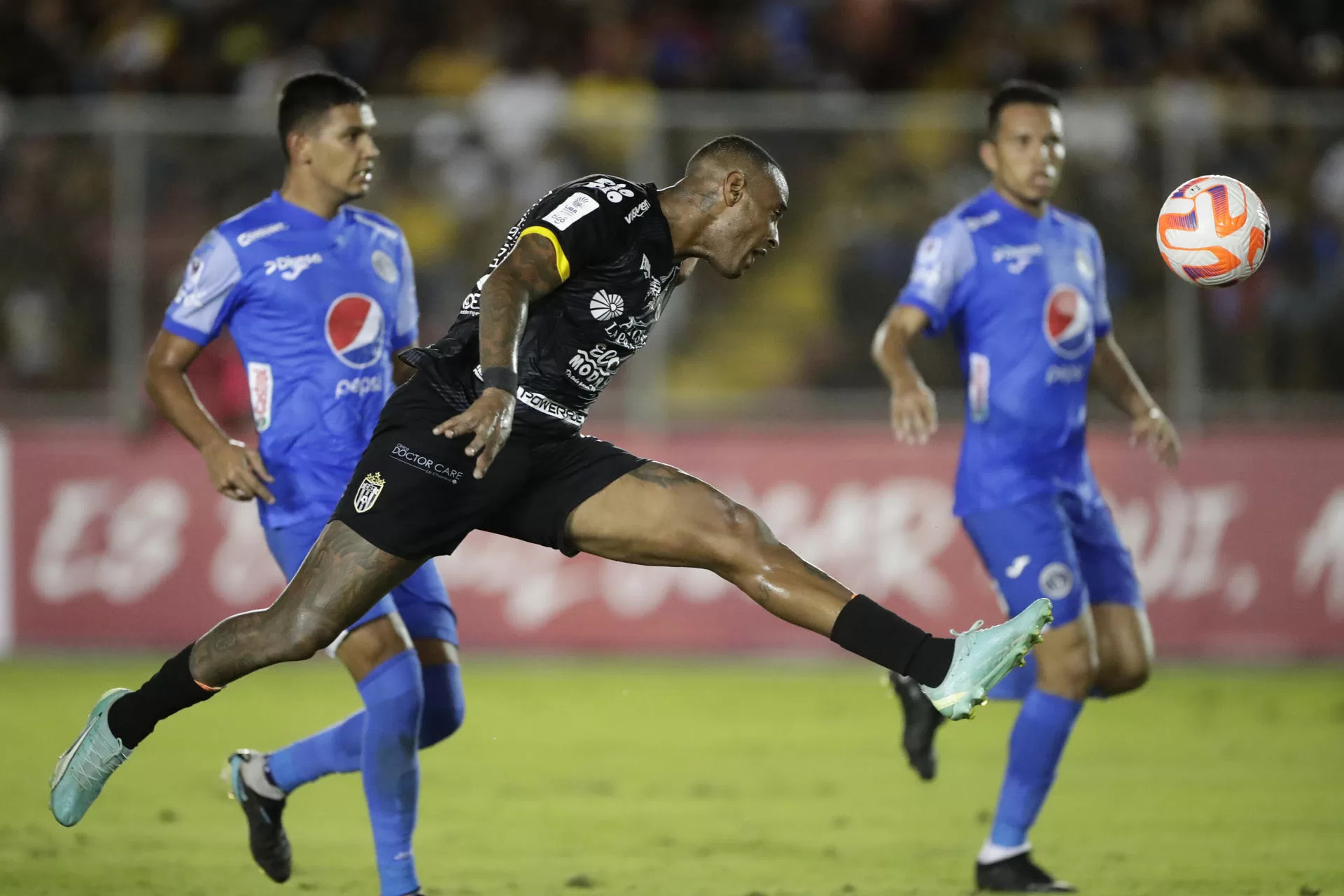 Carlos Small de Independiente remata hoy, en un partido de la Copa Centroamericana entre Club Atlético Independiente (CAI) y Motagua en el estadio Rommel Fernández, en Ciudad de Panamá (Panamá). EFE/Bienvenido Velasco 