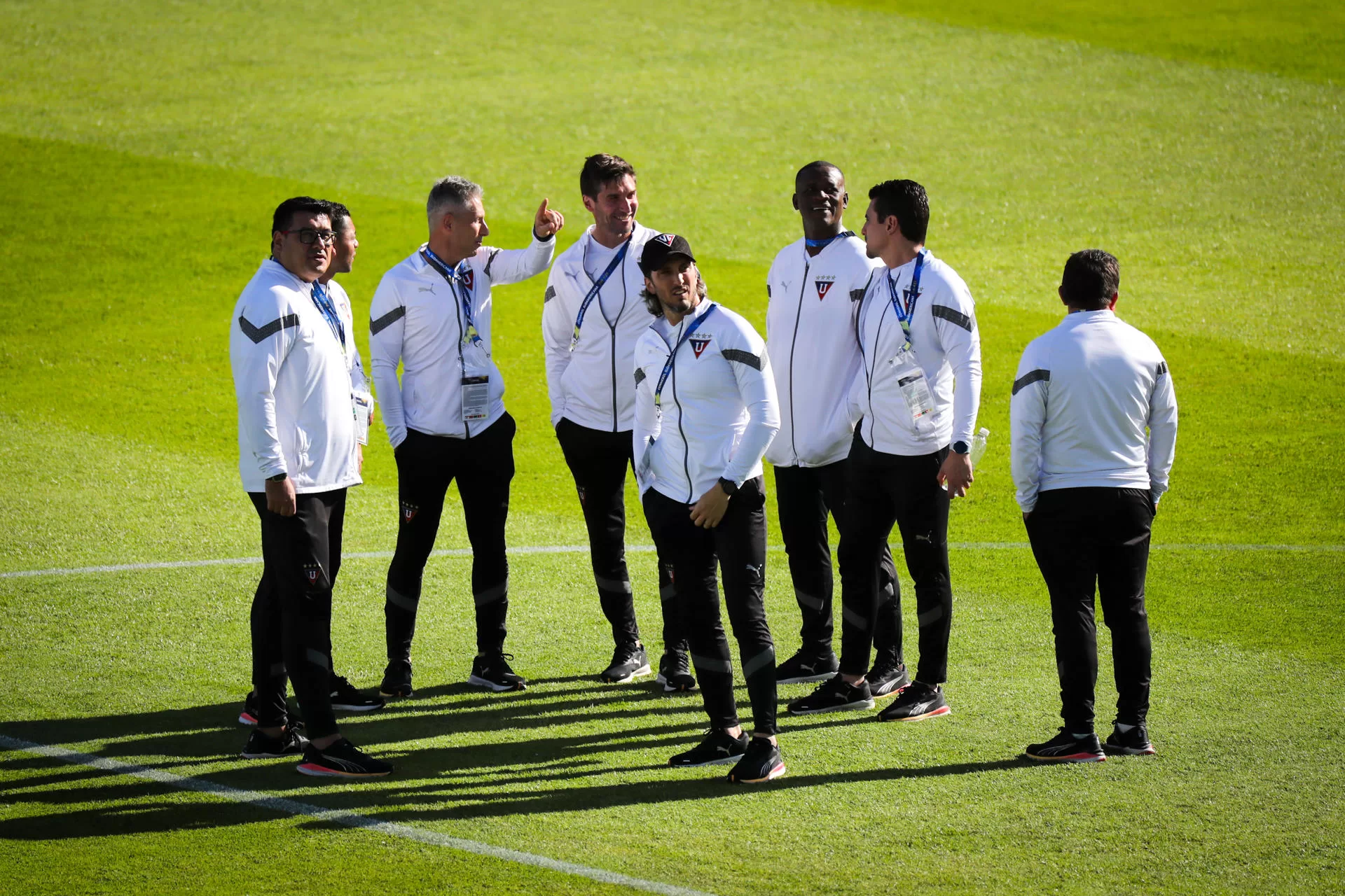 Luis Zubeldía (c), entrenador de Liga Deportiva Universitaria de Quito, reconoce hoy la cancha del estadio Domingo Burgueño Miguel junto a miembros del cuerpo técnico, en Punta del Este (Uruguay). EFE/Raúl Martínez 