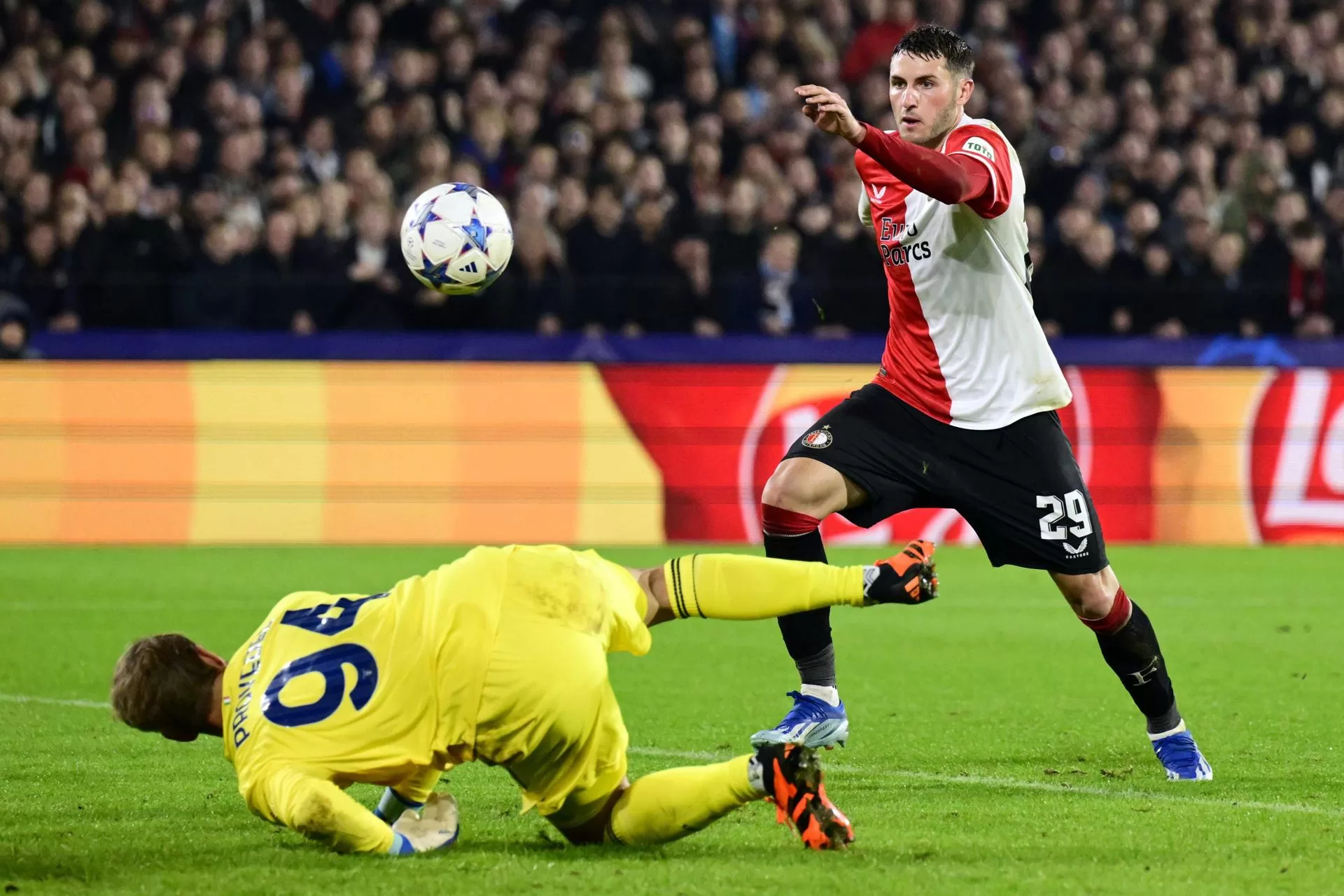 El delantero mexicano Santiago Gimenez logra el 3-0 durante el partido del grupo F que han jugado Feyenoord y SS Lazio, en Rotterdam, Países Bajos. EFE/EPA/OLAF KRAAK 