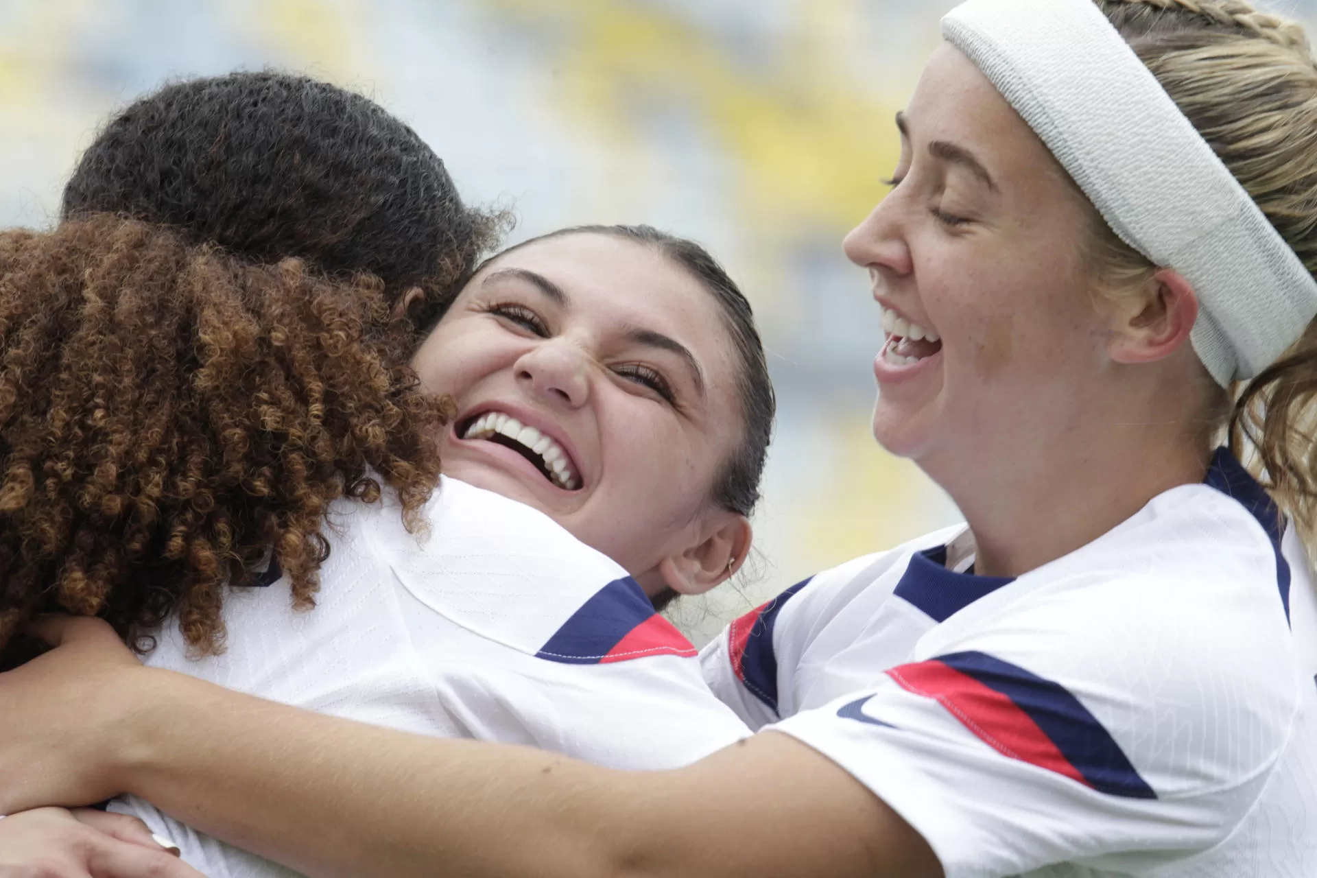 Jugadoras de los Estados Unidos celebran un gol contra Bolivia hoy, en un partido de fútbol de los Juegos Panamericanos 2023 hoy, en Santiago (Chile). EFE/ Javier Martín 