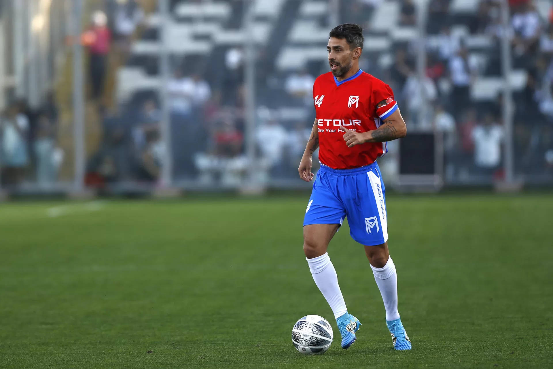 El exjugador chileno Jorge Valdivia participa del partido de despedida de Matías Fernández, hoy en el estadio Monumental, en Santiago (Chile). EFE/Javier Martín 