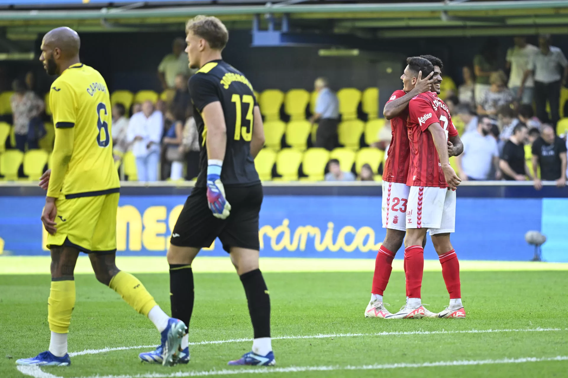 Los jugadore del UD Las Palmas celebran su victoria por 0-2 ante el Villarreal al finalizar el partido correspondiente a la jornada 9 de LaLiga que disputan Villarreal y UD Las Palmas este domingo en el estadio de La Cerámica. EFE/ Andreu Esteban 