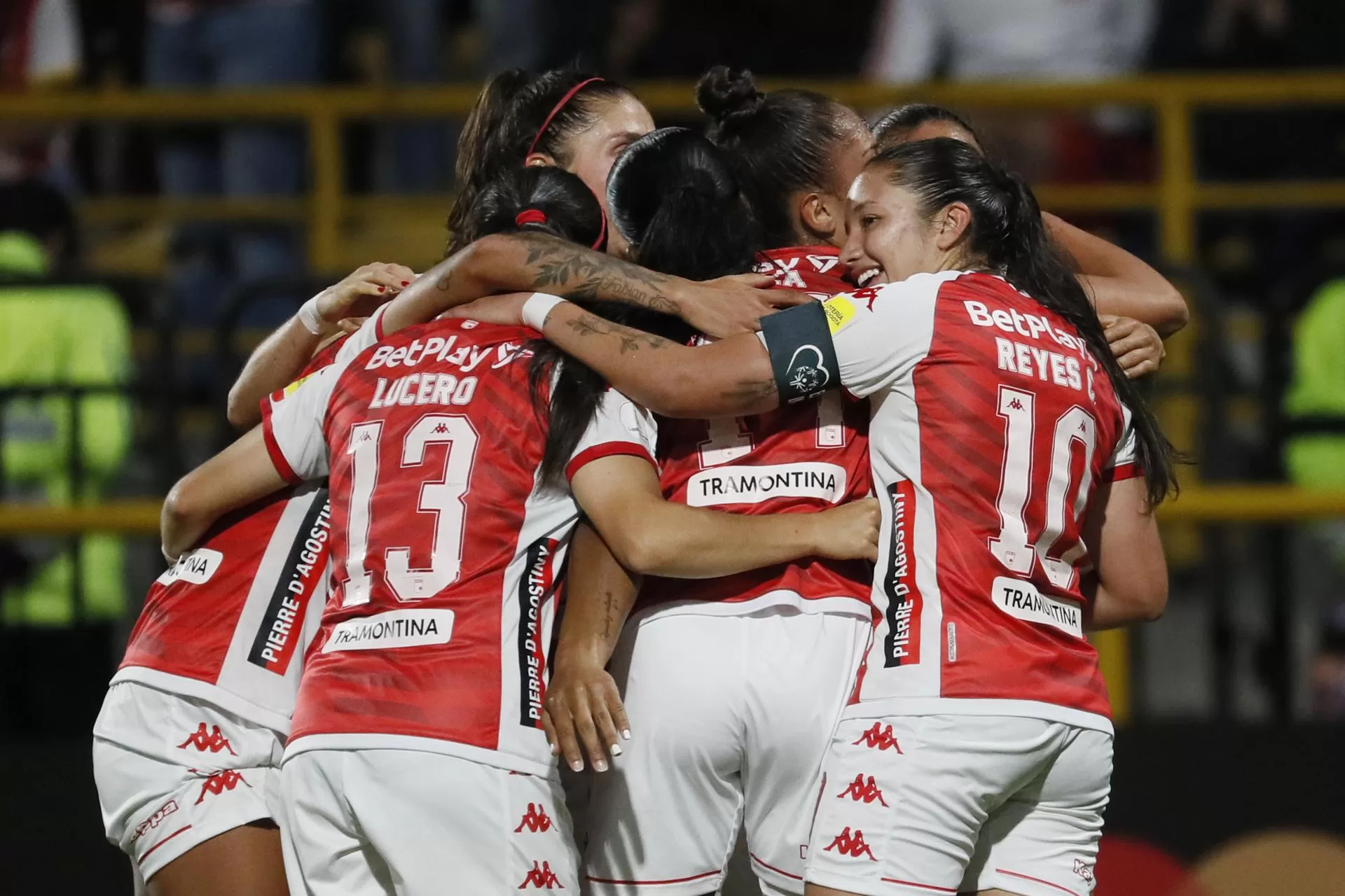 Jugadoras de Santa Fe celebran un gol contra Club Universitario de Deportes durante un partido de la Copa Libertadores Femenina hoy, en el estadio de techo en Bogotá (Colombia). EFE/ Carlos Ortega