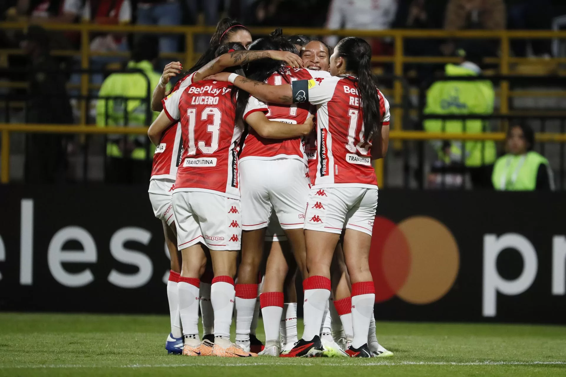 Jugadoras de Santa Fe celebran un gol contra Club Universitario de Deportes durante un partido de la Copa Libertadores Femenina, el 8 de octubre de 2023, en el estadio de techo en Bogotá (Colombia). EFE/ Carlos Ortega