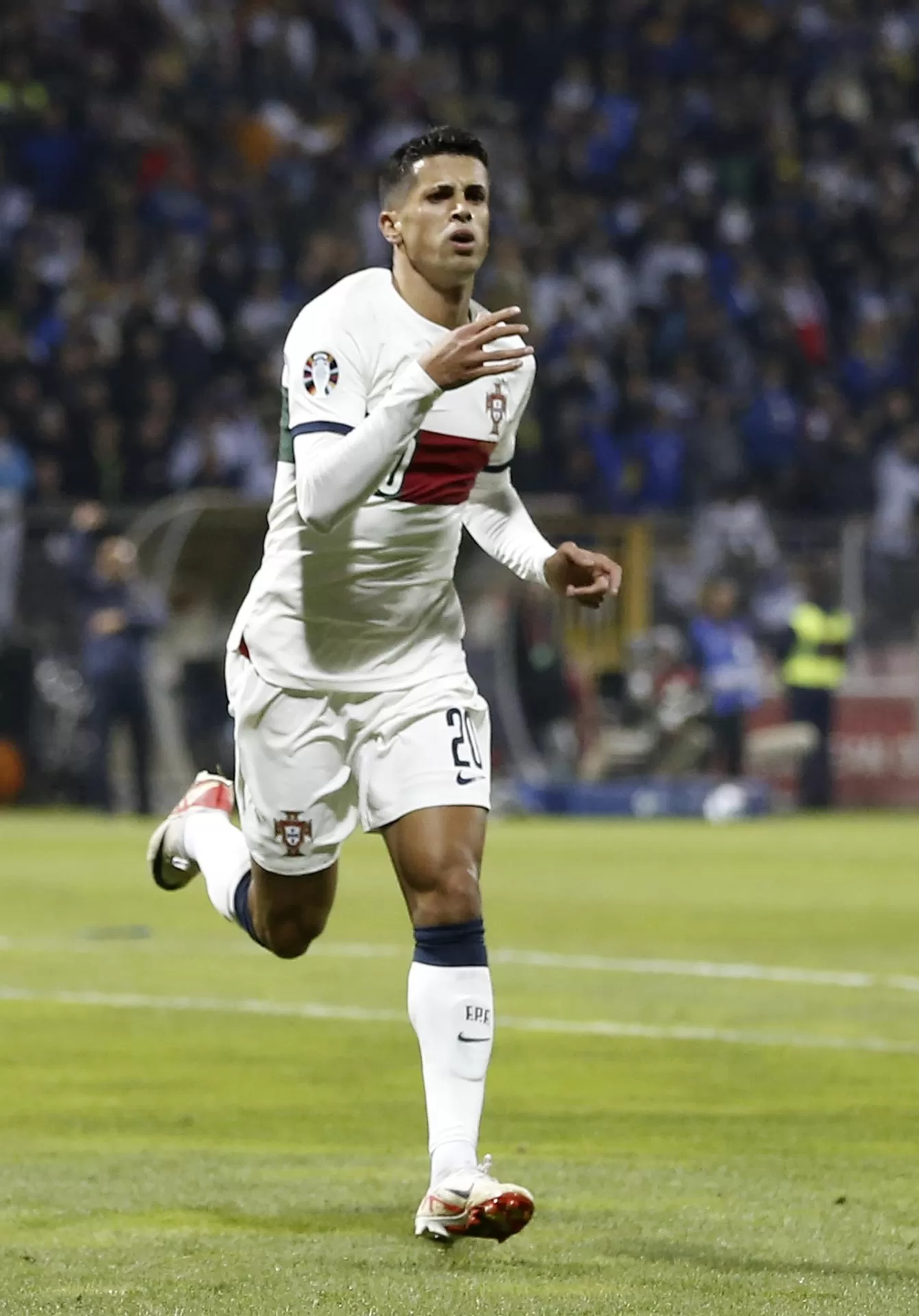 Joao Cancelo, de Portugal, celebra su gol durante el partido de clasificación para la Eurocopa 2024 contra Bosnia en Zenica. EFE/EPA/JOSE SENA GOULAO 