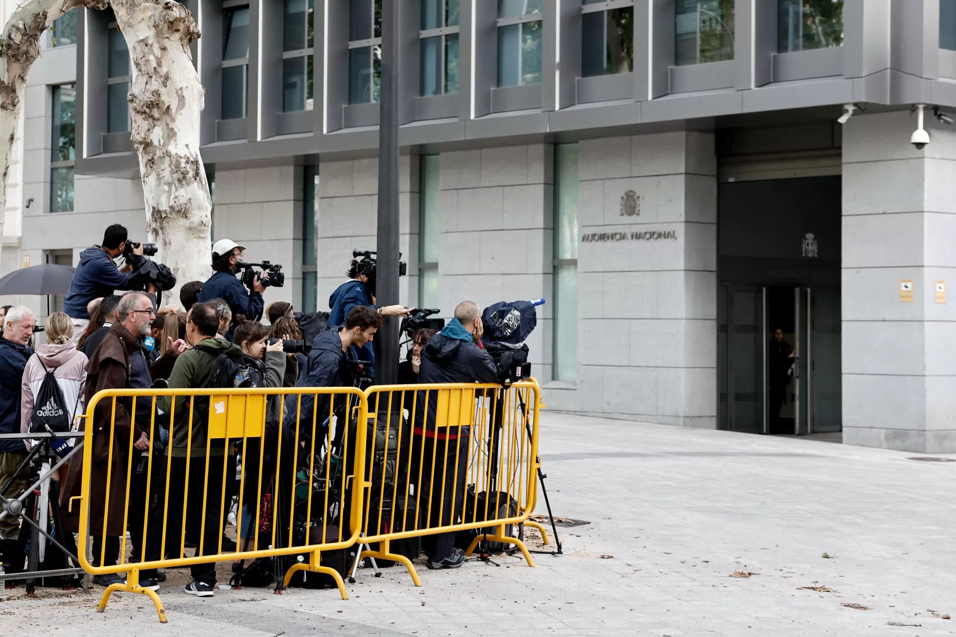 Medios apostados a las puertas de la Audiencia Nacional, en la jornada en la que declaró como investigado el expresidente de la Federación Española de Fútbol (RFEF), Luis Rubiales, por presunta agresión sexual y coacciones en relación al beso que le dio a la jugadora Jenni Hermoso tras la final del Mundial en Sídney. EFE/ Sergio Pérez