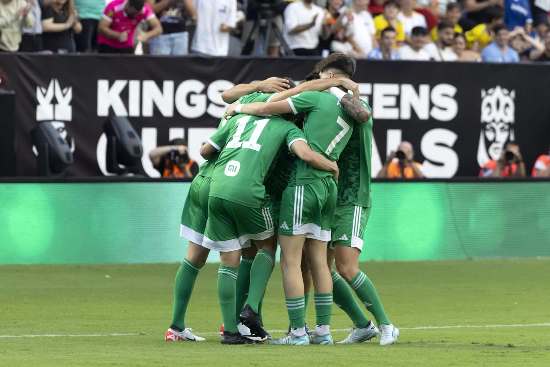 Los jugadores de Los Troncos FC celebran un gol durante el partido que enfrenta a su equipo contra Los Aniquiladores FC, durante las semifinales de la Kings & Queens Cup Finals de este sábado en el estadio de La Rosaleda, en Málaga. EFE/ Daniel Pérez 