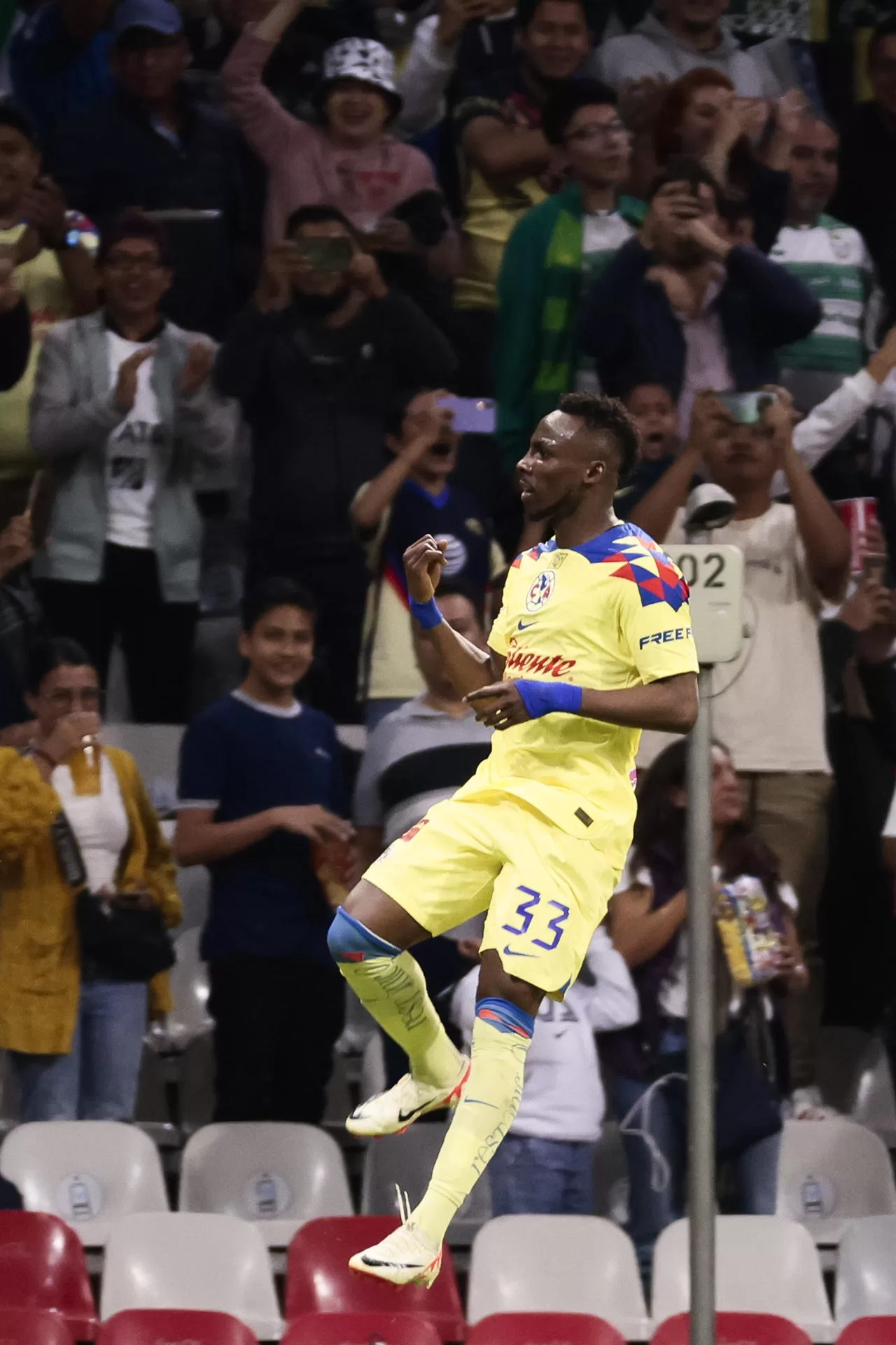 alt Colombiano Quiñones revela su ilusión de jugar en selección mexicana con Santiago Giménez