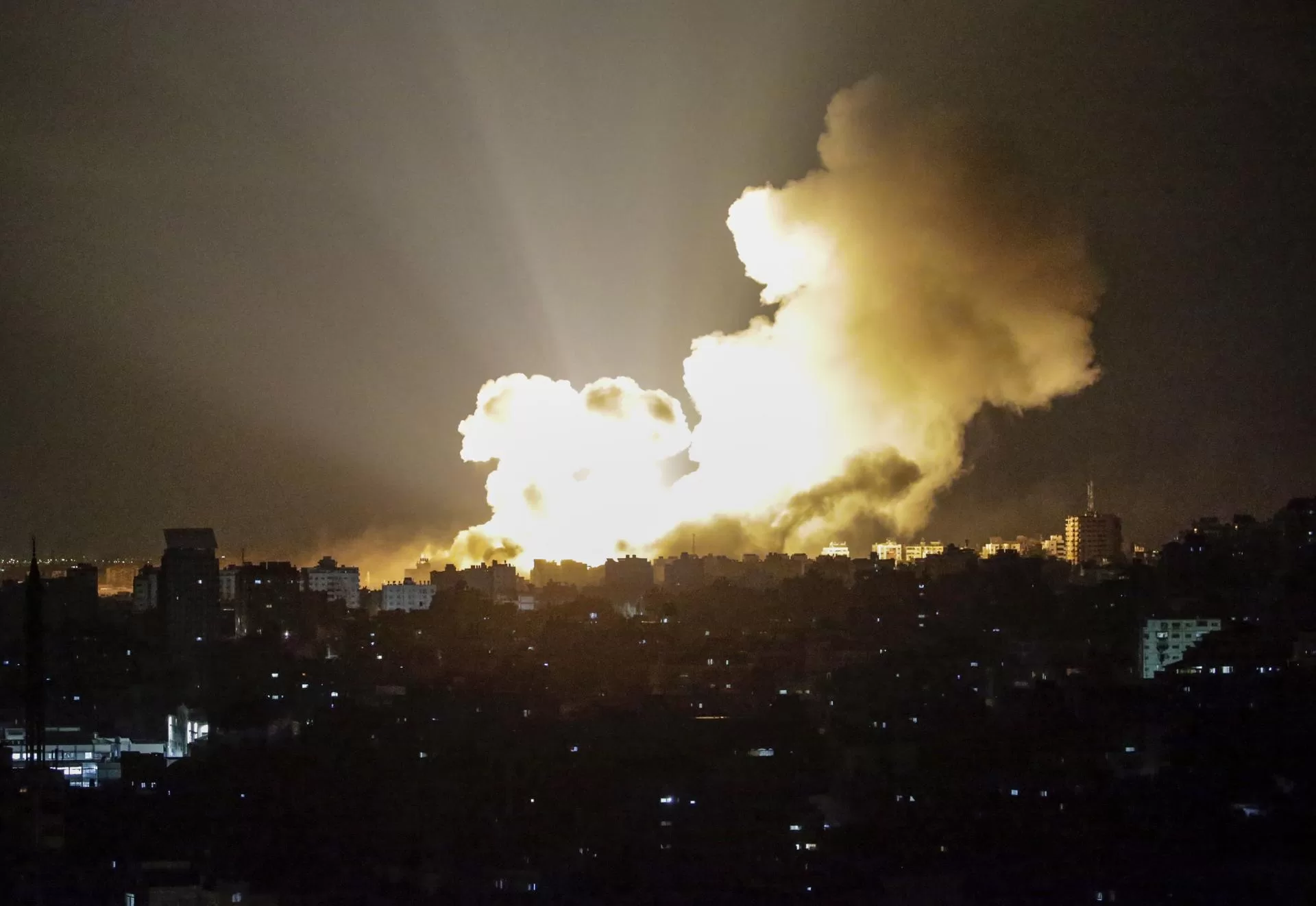 El humo se eleva tras un ataque aéreo israelí en el barrio de Al-Ramal en la ciudad de Gaza. EFE/EPA/Mohammed Saber
