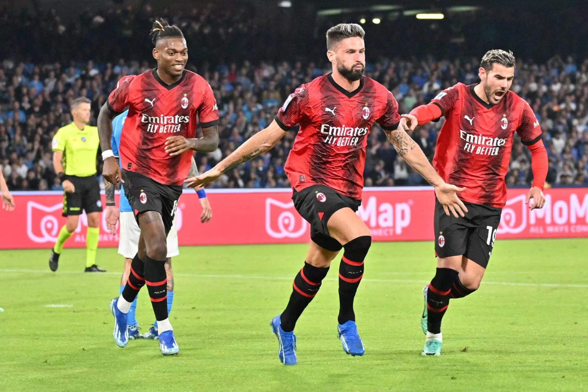 Los jugadores del Milan celebran el gol de Olivier Giroud (C) durante el partido que han jugado SSC Napoli y AC Milan en el ' Diego Armando Maradona' de Nápoles, Italia. EFE/EPA/FELICE DE MARTINO 