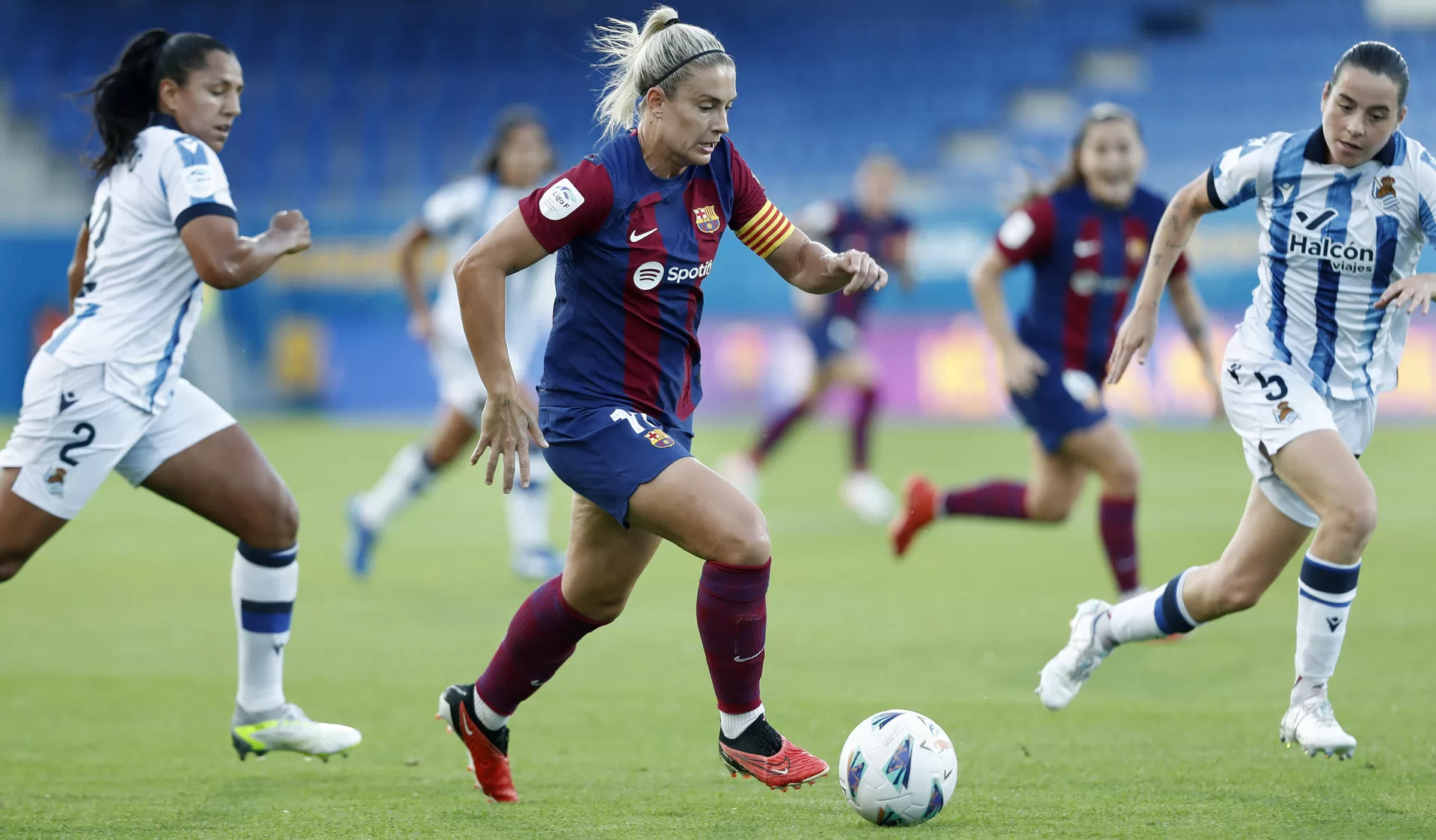 La delantera del FC Barcelona ALexia Putellas (c) con el balón (i), ante la presencia de Arnaiz (d) y Vanegas (i), de la Real Sociedad, durante el partido de Liga femenina que el FC Barcelona y la Real Sociedad disputaron en el estadio Johan Cruyff de Barcelona. EFE/ Andreu Dalmau 