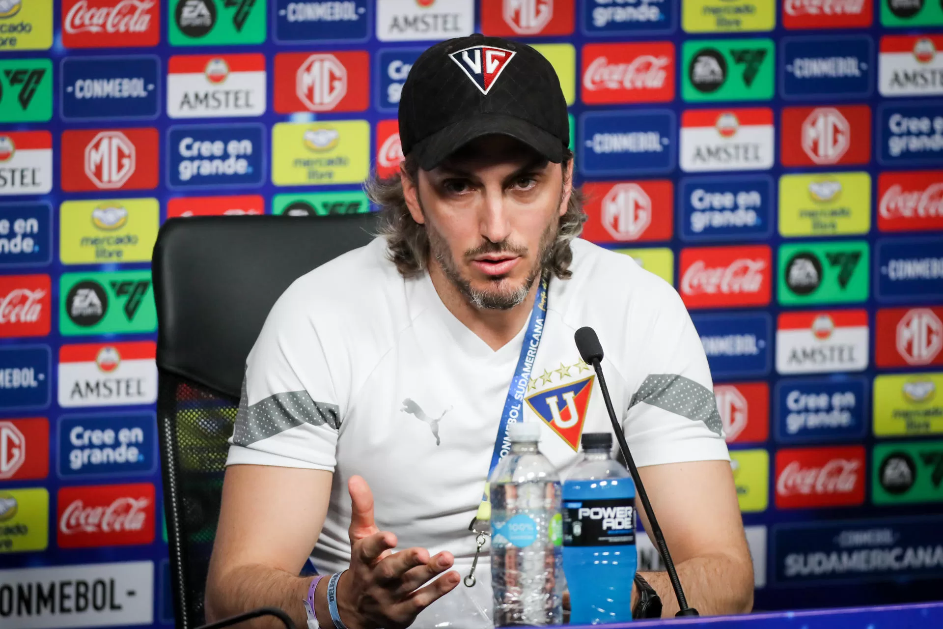 Luis Zubeldía, entrenador de Liga Deportiva Universitaria de Quito, habla hoy durante una rueda de prensa, en Punta del Este (Uruguay). EFE/Raúl Martínez 