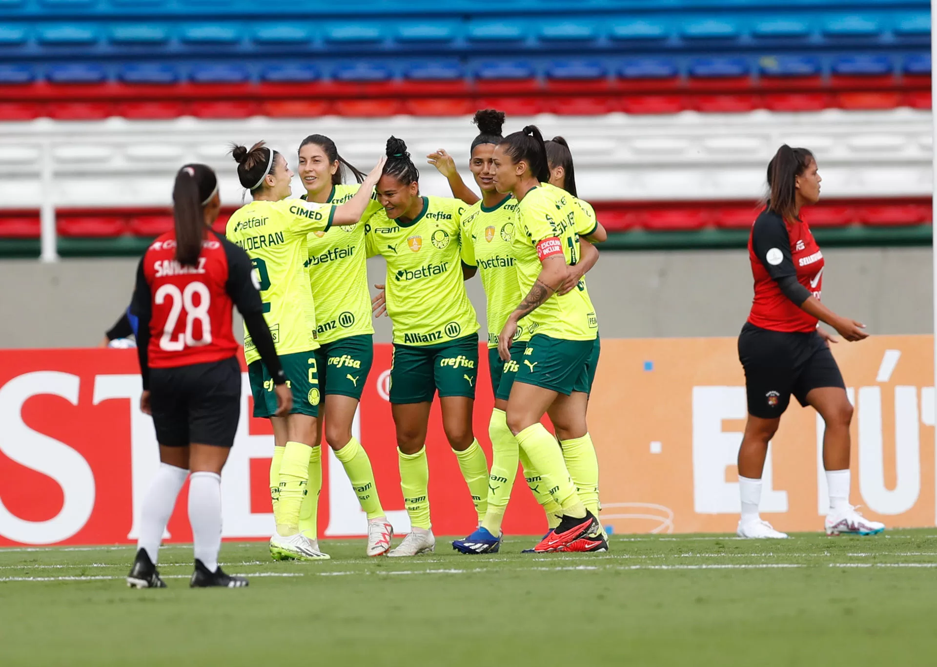 Jugadoras de Palmeiras celebran el gol de Poliana (c) ante Caracas, el 8 de octubre de 2023, en un partido de la Copa Libertadores Femenina entre Palmeiras y Caracas, en el estadio Pascual Guerrero en Cali (Colombia). EFE/ Ernesto Guzmán