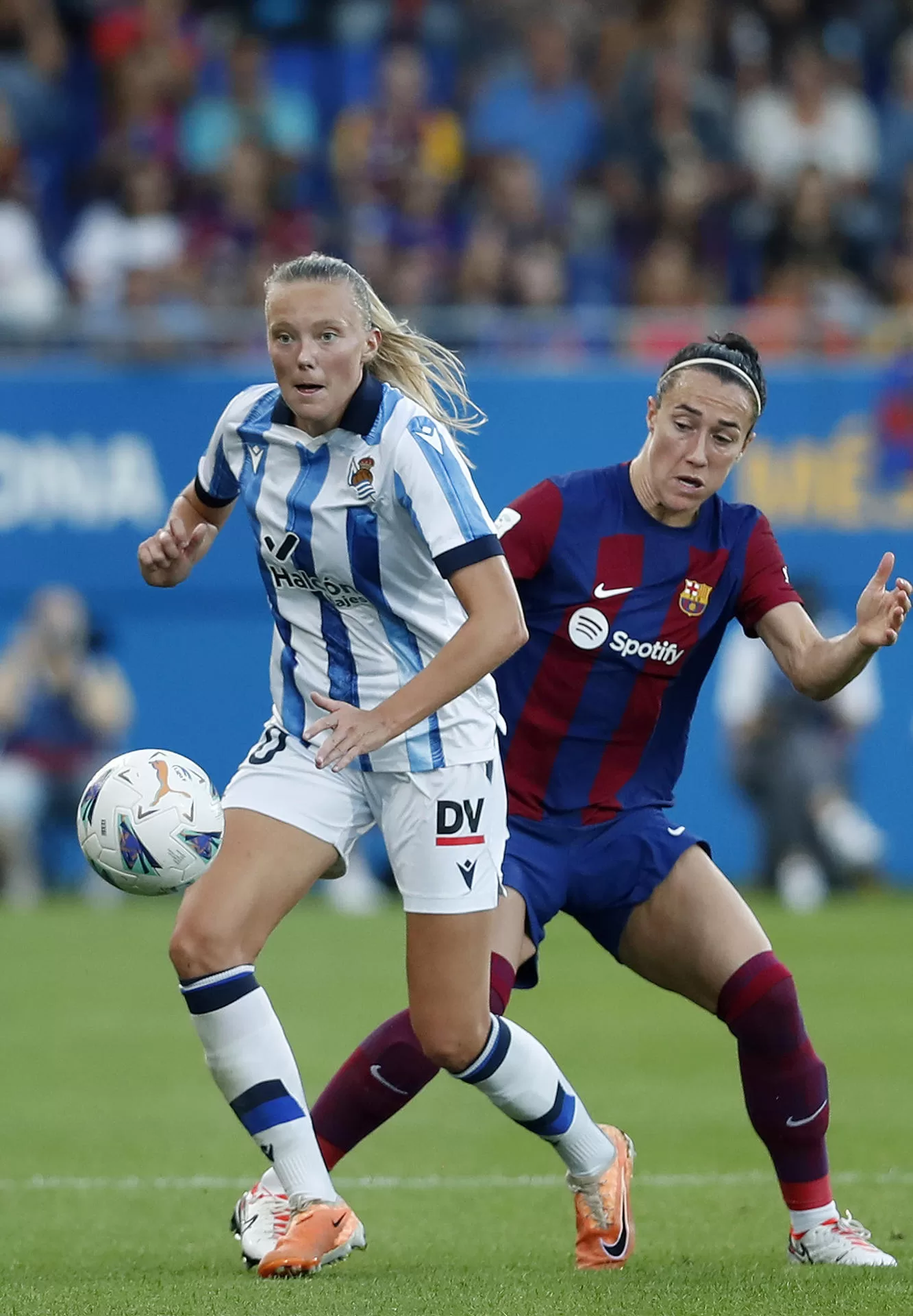 La delantera de la Real Sociedad S. Jensen (i) y la defensa del FC Barcelona L. Bronze (d), durante el partido de Liga femenina que el FC Barcelona y la Real Sociedad disputaron en el estadio Johan Cruyff de Barcelona. EFE/ Andreu Dalmau 