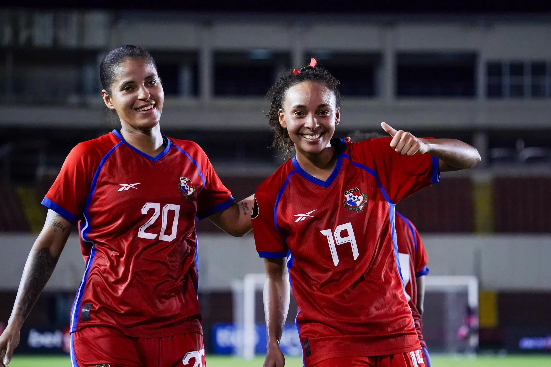 Lineth Cedeño (d) celebra un gol junto a Aldrith Quintero (i) de Panamá hoy, durante un partido clasificatorio para la Copa Oro W de 2024 en el estadio Rommel Fernández Gutiérrez, en Ciudad de Panamá (Panamá). EFE/Eliecer Aizprúa Banfield