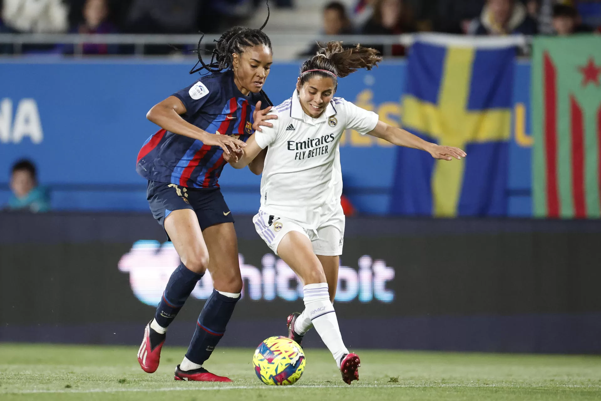 La delantera del Barcelona Salma Paralluelo (i) pelea un balón con Kenti Robles, del Real Madrid, durante el partido de la Liga F de fútbol que FC Barcelona y Real Madrid disputan en el estadio Johan Cruyff, en Barcelona. EFE/Alberto Estévez