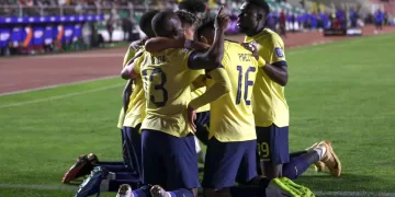 Kendry Páez (2-d) de Ecuador celebra su gol, el 12 de octubre de 2023, en un partido de las Eliminatorias Sudamericanas para la Copa Mundial de Fútbol 2026 entre Bolivia y Ecuador en el estadio Hernando Siles en La Paz (Bolivia). EFE/ Luis Gandarillas