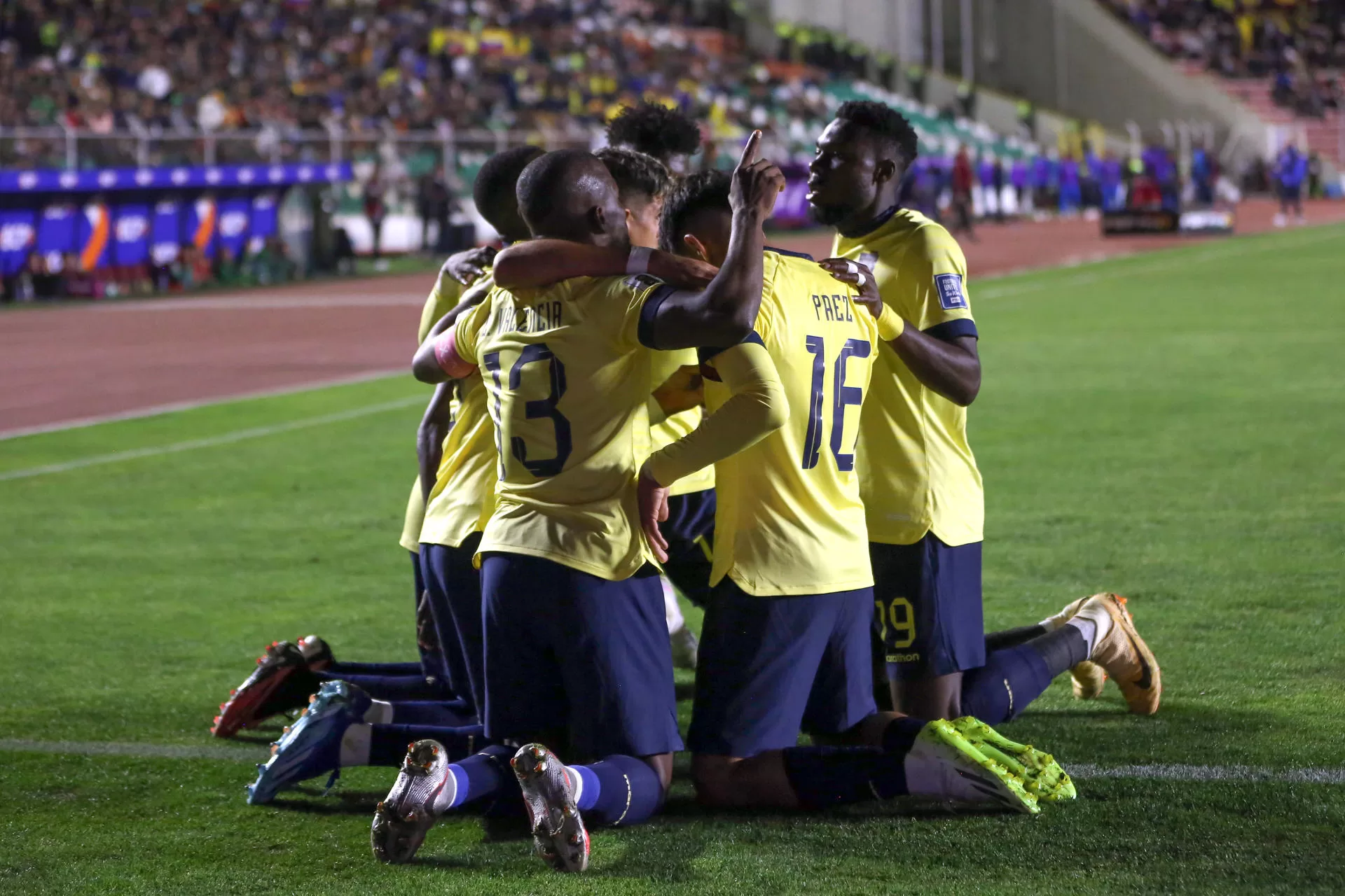 Kendry Páez (2-d) de Ecuador celebra su gol, el 12 de octubre de 2023, en un partido de las Eliminatorias Sudamericanas para la Copa Mundial de Fútbol 2026 entre Bolivia y Ecuador en el estadio Hernando Siles en La Paz (Bolivia). EFE/ Luis Gandarillas