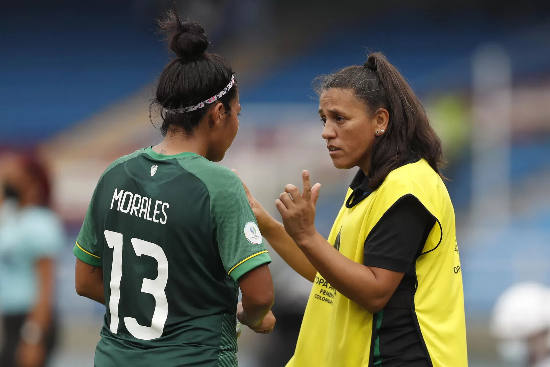 Fotografía de archivo, tomada en julio de 2022, en la que se registró a la seleccionadora del equipo nacional de fútbol de Bolivia, la argentina Rosana Gómez (d), al dar instrucciones a la jugadora Ericka Morales, durante un partido de la Copa América Femenina, en el estadio Pascual Guerrero, en Cali (Colombia). EFE/Ernesto Guzmán