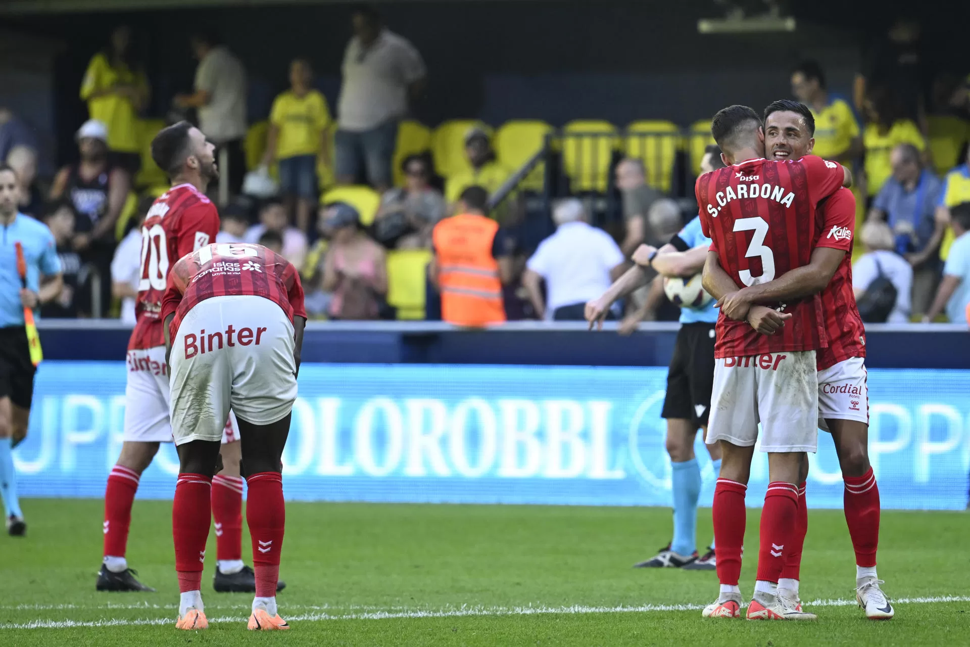 Los jugadore del UD Las Palmas celebran su victoria por 0-2 ante el Villarreal al finalizar el partido correspondiente a la jornada 9 de LaLiga que disputan Villarreal y UD Las Palmas este domingo en el estadio de La Cerámica. EFE/ Andreu Esteban 