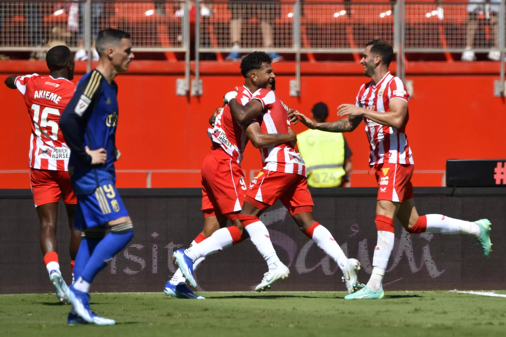 El jugador de la U.D. Almería Luis Suárez celebra con sus compañeros tras marcarle un gol al Granada C.F. durante el partido celebrado este domingo en Power Horse Stadium de Almería, correspondiente a la jornada 8 de LaLiga. EFE / Carlos Barba 