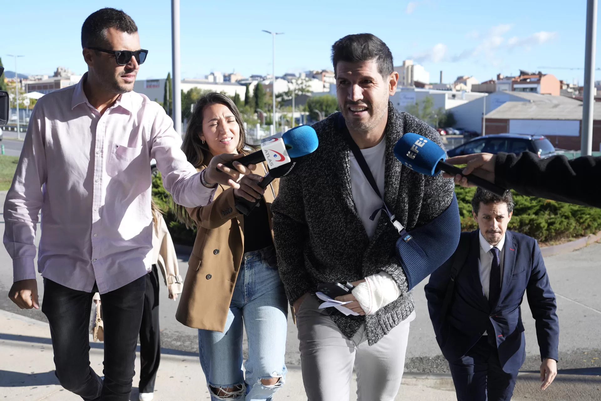 El director de la selección masculina de fútbol, Albert Luque, a su llegada a los juzgados de Terrassa (Barcelona) desde donde declara por vídeoconferencia ante el juez de la Audiencia Nacional que investiga al expresidente de la Real Federación Española de Fútbol (RFEF) por el beso a Jenni Hermoso. EFE/Enric Fontcuberta 