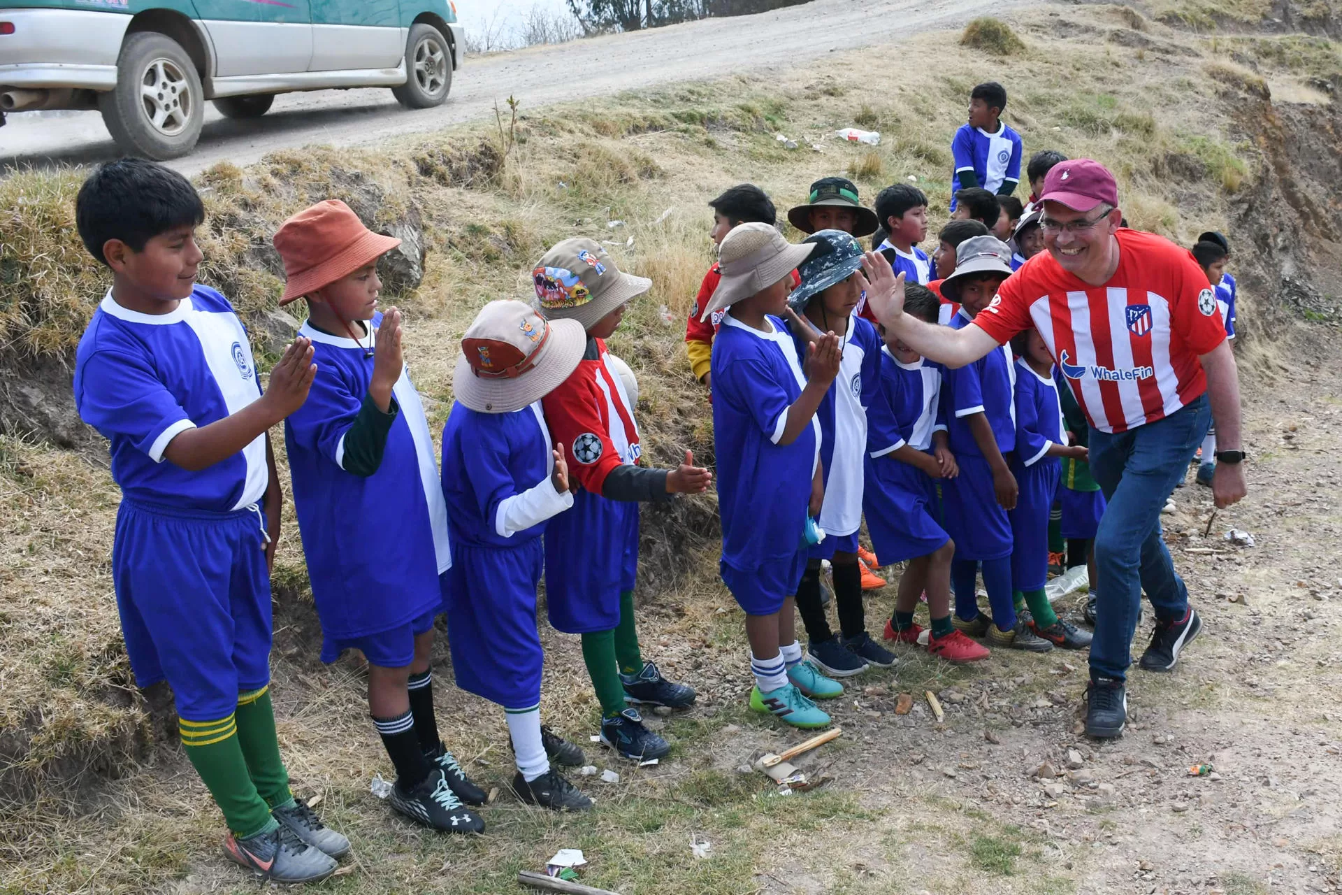 rss-efed17c622683b92dfb7c846e44a28dac5a1e0bfb41w-jpg Niños y adolescentes bolivianos defienden la camiseta del Atleti a 4.000 metros de altitud