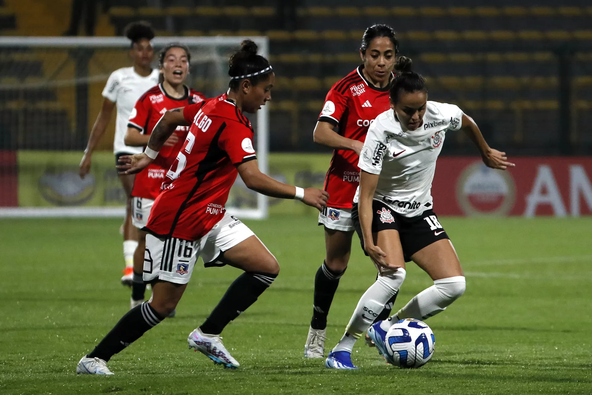 alt 1-0. Un gol de penalti le permite al Corinthians vencer a un Colo Colo valiente en Bogotá