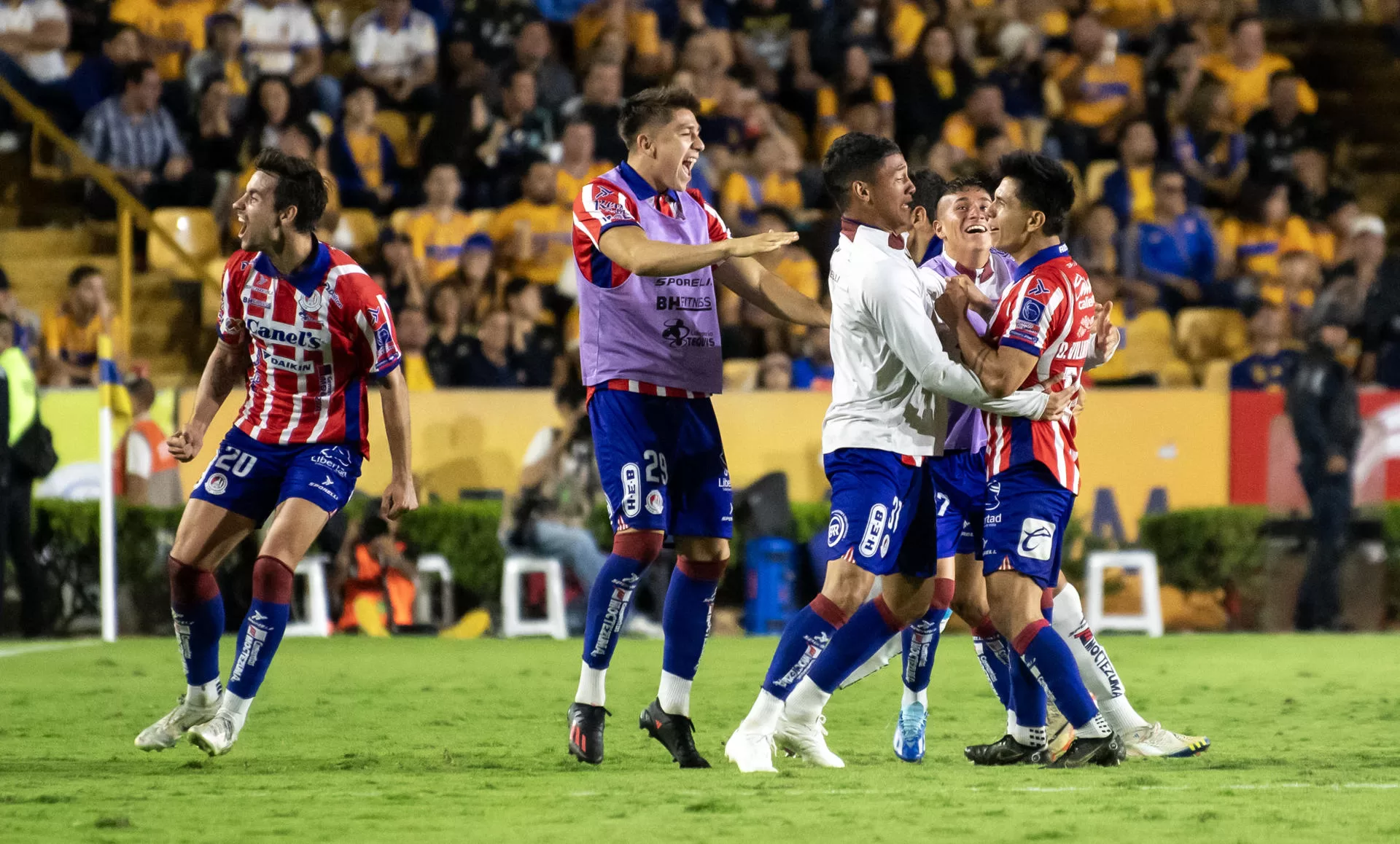 Jugadores de San Luis celebran un gol ante Tigres este 4 de noviembre de 2023, durante un partido correspondiente a la jornada 16 del Torneo apertura 2023 disputado en el estadio Universitario, en Monterrey (México). EFE/Miguel Sierra. 