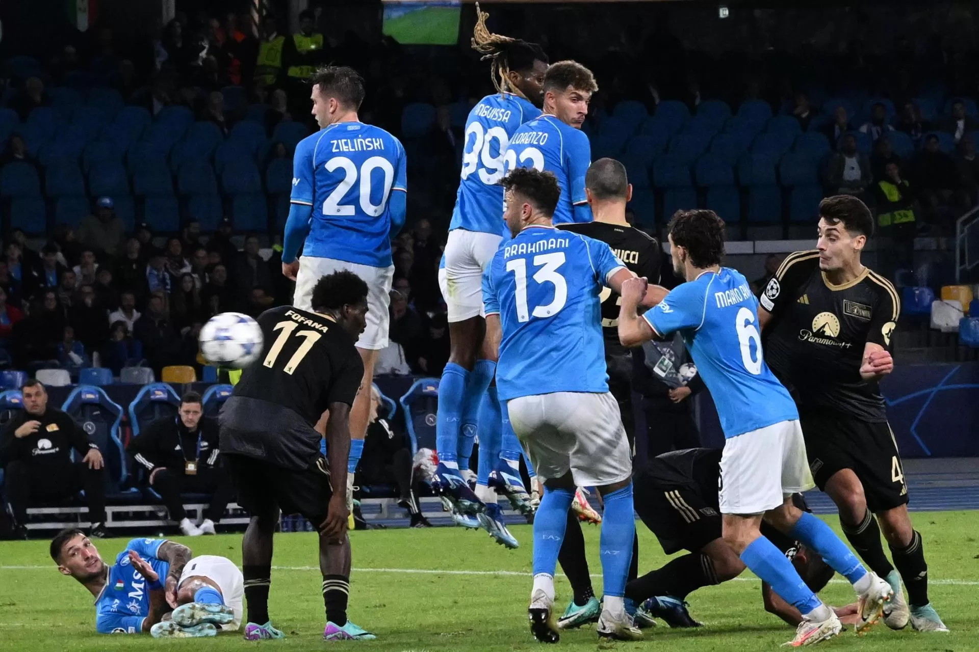 Los jugadores buscan un balón dividido durante el partido de la UEFA Champions League correspondiente al grupo C quehan jugado SSC Napoli y Union Berlin, en Nápoles, Italia. EFE/EPA/CIRO FUSCO 