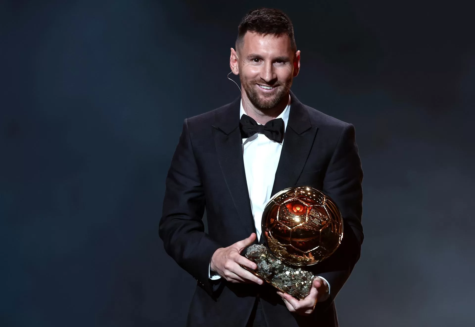 El jugador Lionel Messi tras recibir el Balón de Oro 2023. EFE/EPA/MOHAMMED BADRA 