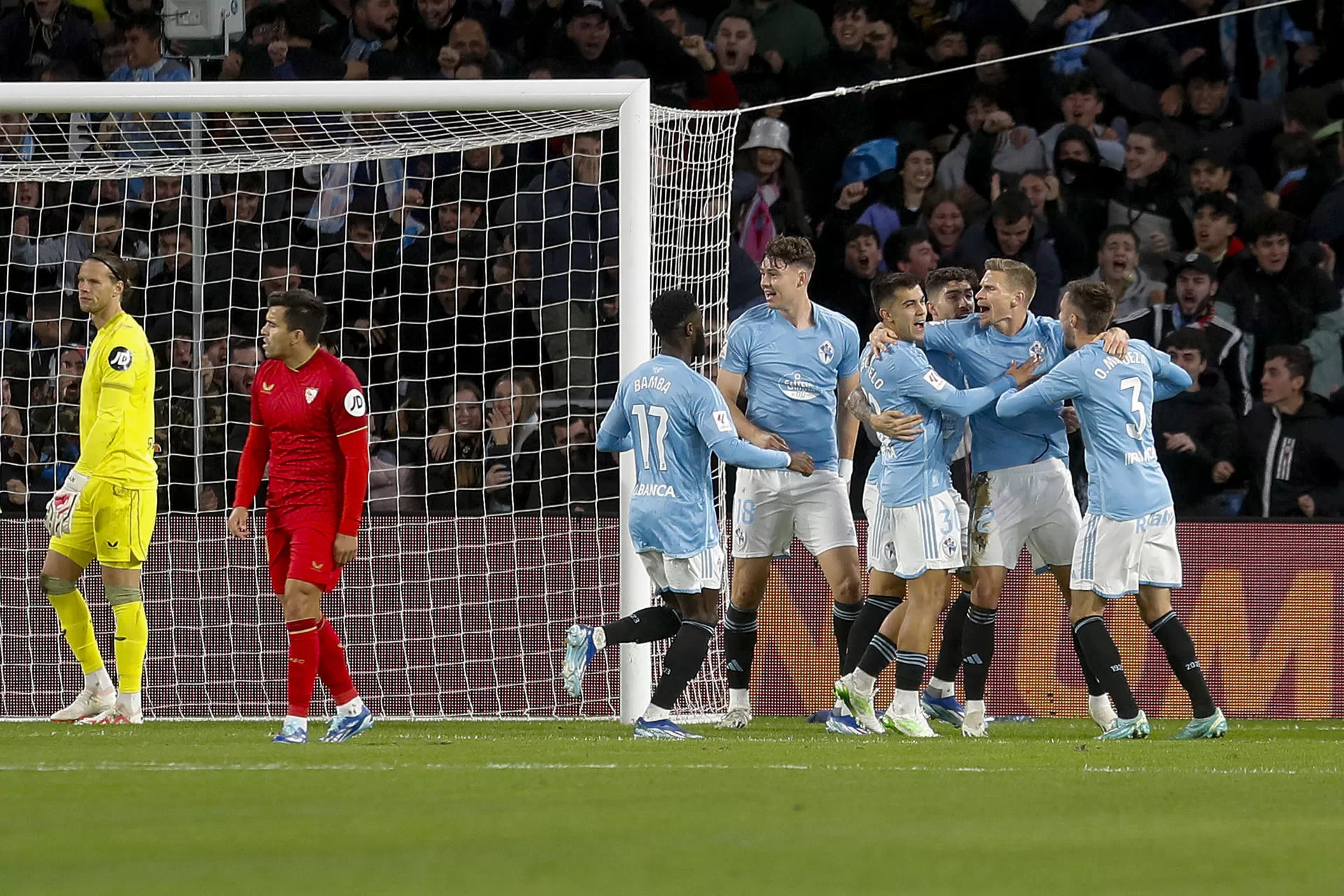 Los jugadores del Celta de Vigo celebran el gol de su equipo, anotado por Carl Starfelt (2d), durante el partido de la jornada 12 de LaLiga celebrado este sábado en el Estadio de Abanca Balaídos. EFE/Salvador Sas 