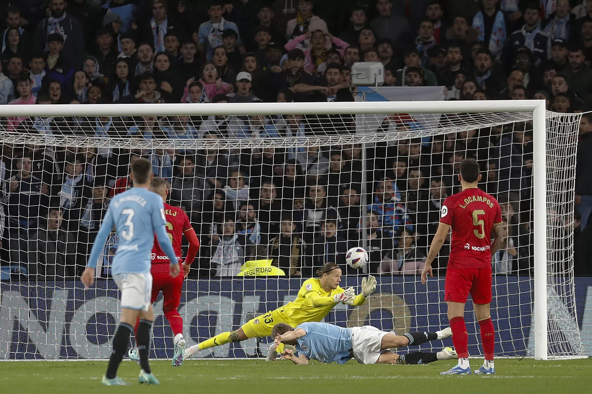 El delantero noruego del Celta de Vigo Jörgen Strand Larsen (2d) remata a puerta para marcar el primer gol del equipo gallego, durante el partido de la jornada 12 de LaLiga que Celta de Vigo y Sevilla FC disputan este sábado en el estadio de Balaídos. EFE/ Salvador Sas 