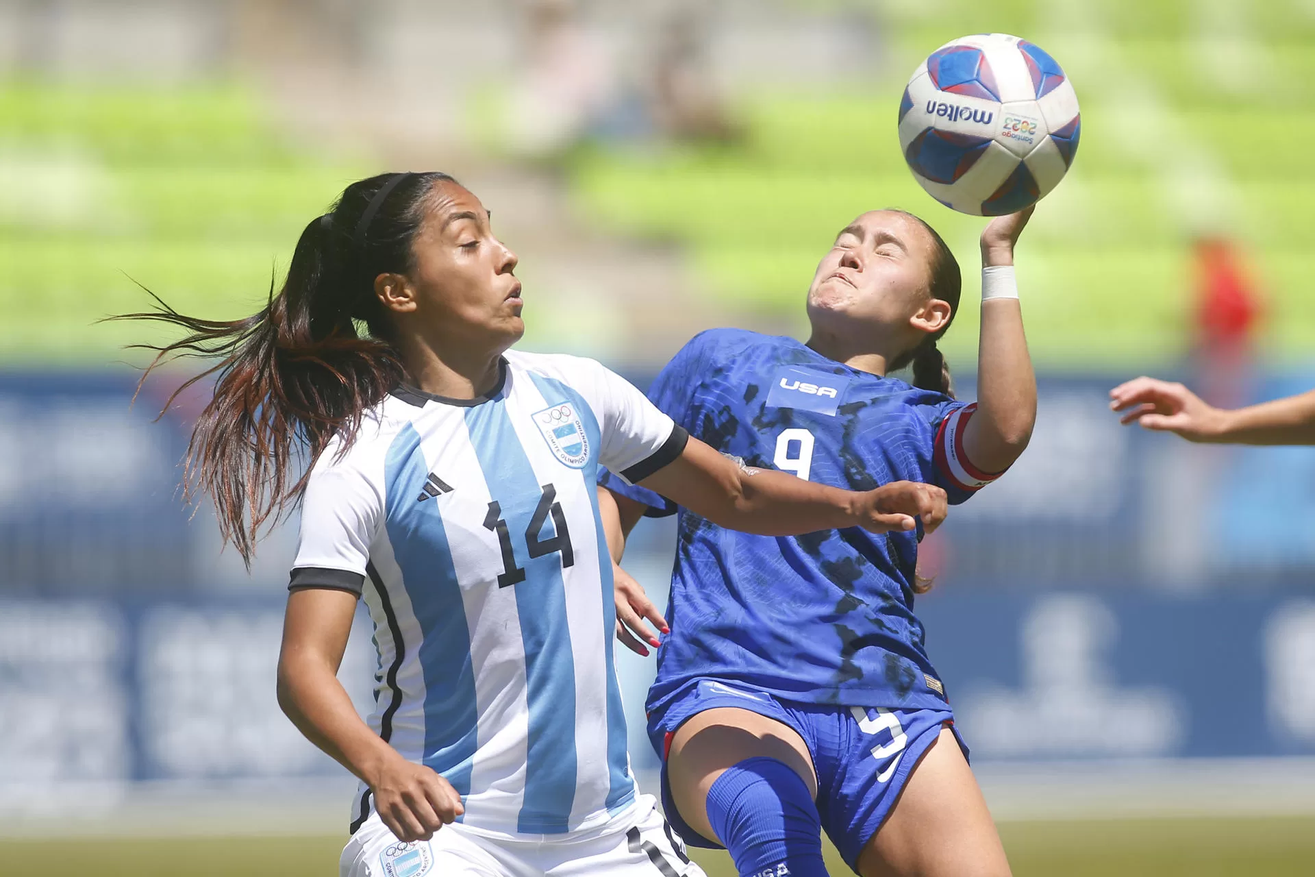 Miriam Mayorga (i) de Argentina disputa el balón con Amalia Villarreal de los Estados Unidos en el partido por la medalla de bronce en fútbol femenino hoy, durante los Juegos Panamericanos 2023 en el estadio Sauzalito en Viña del Mar (Chile).EFE/ Esteban Garay 