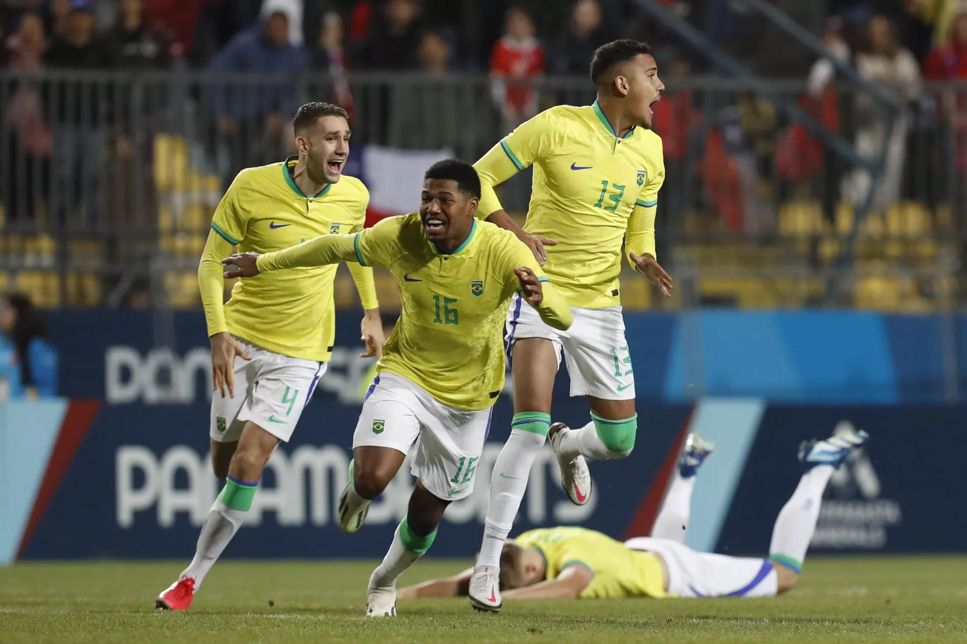 Jugadores de Brasil celebran al ganar la medalla de oro en la final de fútbol masculino este 4 de noviembre de 2023, durante los Juegos Panamericanos 2023 en Santiago (Chile). EFE/ Osvaldo Villarroel 