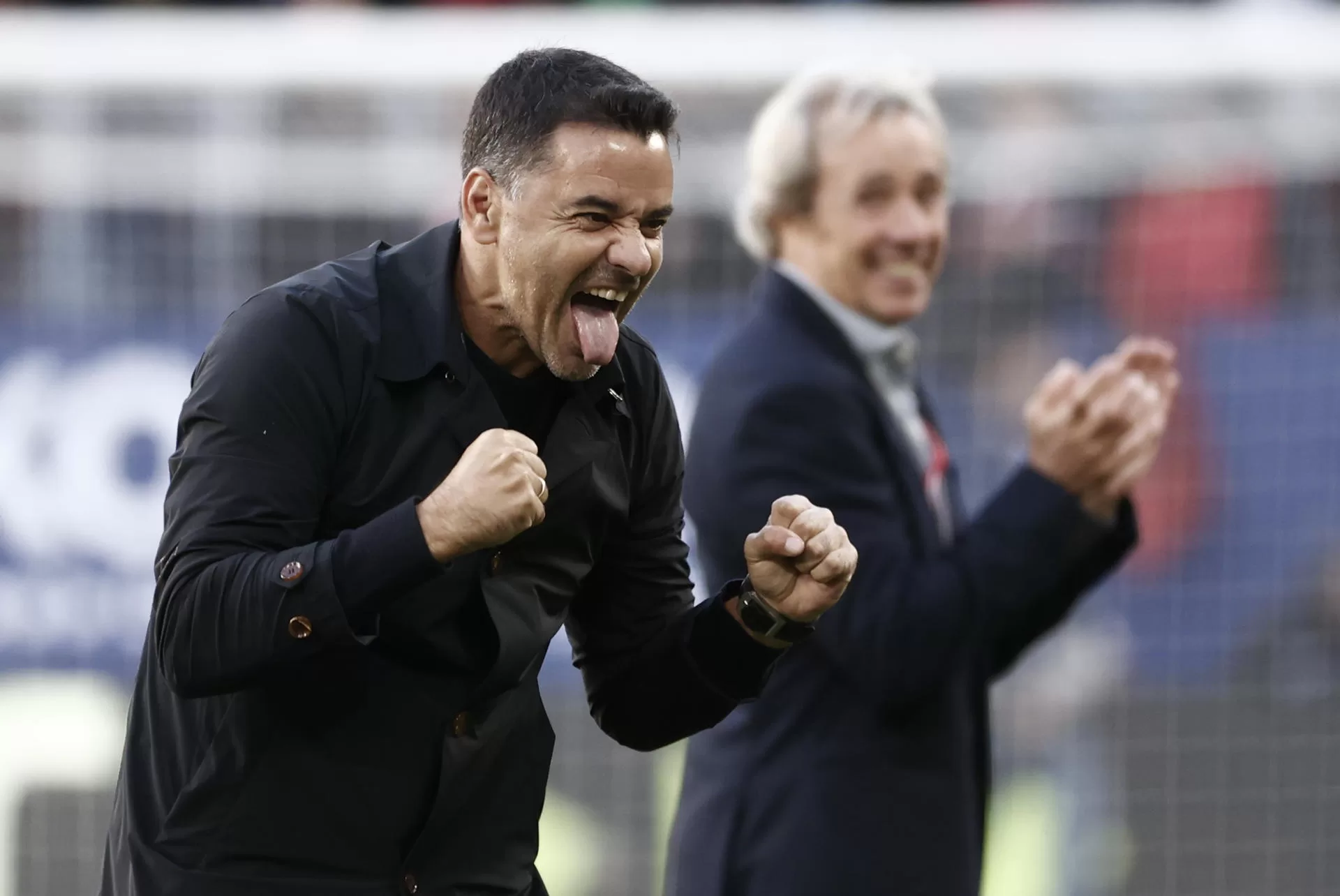 El entrenador del Girona Míchel celebra la victoria de su equipo al término del partido correspondiente a la jornada 12 de LaLiga EA Sports que disputan CA Osasuna y Girona FC este sábado en el estadio El Sadar. EFE/ Jesus Diges 