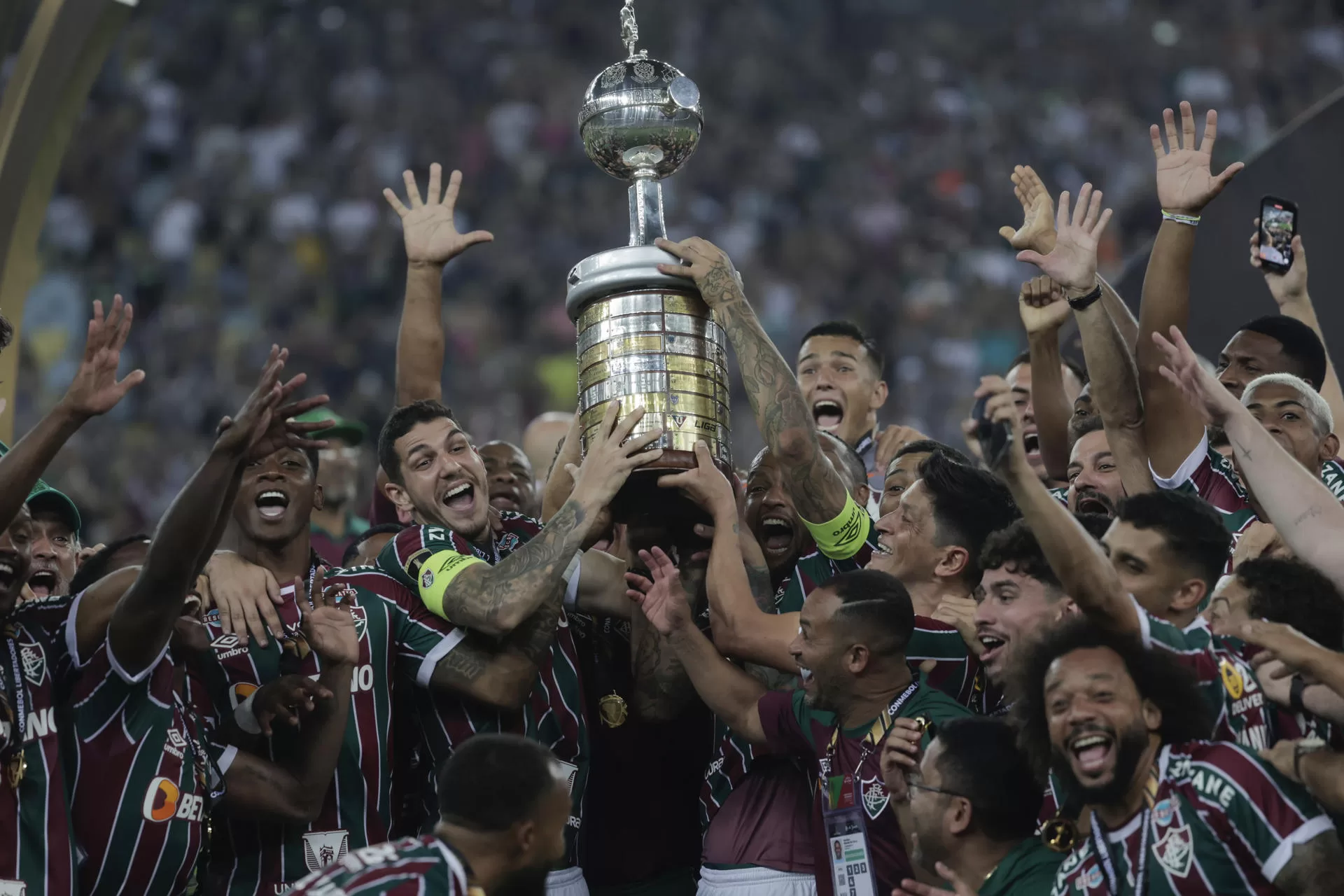 Jugadores de Fluminense levantan la Copa tras ganar este 4 de noviembre de 2023, el partido de la final de la Copa Libertadores entre  Boca Juniors y Fluminense en el estadio de Maracaná, en Rio de Janeiro (Brasil). EFE/ Antonio Lacerda