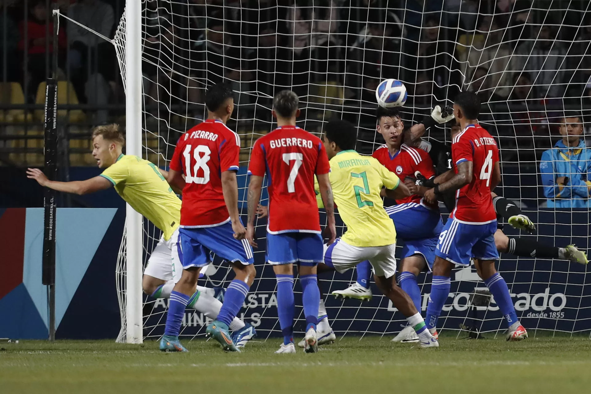 Ronald Cardoso (i) de Brasil celebra su gol contra Chile este 4 de noviembre de 2023, en la final de fútbol masculino durante los Juegos Panamericanos 2023 en Santiago (Chile). EFE/ Osvaldo Villarroel 