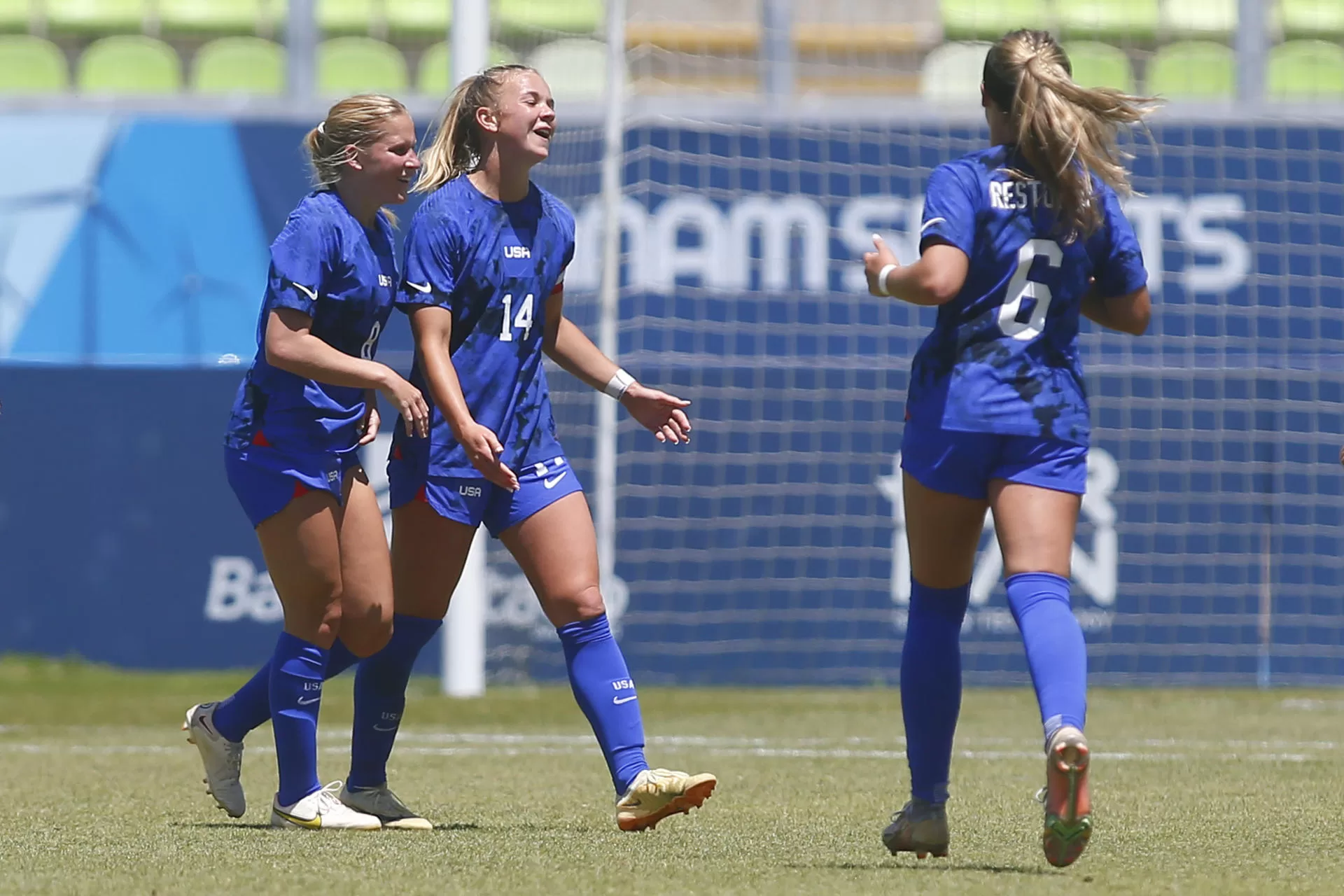 Claire Hutton (c) de los Estados Unidos celebra un gol contra Argentina en el partido por la medalla de bronce en fútbol femenino hoy, durante los Juegos Panamericanos 2023 en el estadio Sauzalito en Viña del Mar (Chile).EFE/ Esteban Garay 