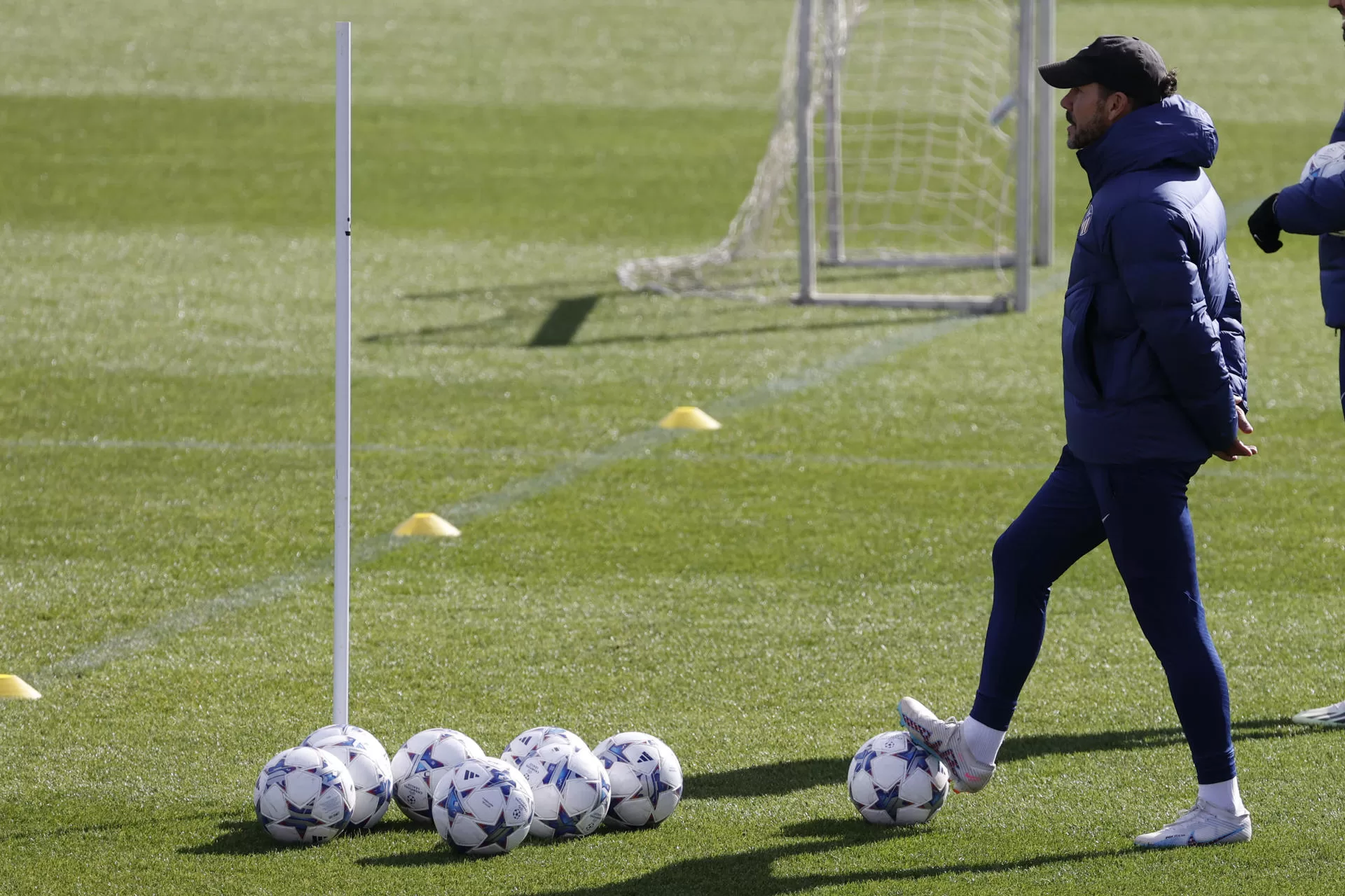 Simeone, durante el entrenamiento de este lunes. EFE/ Juan Carlos Hidalgo 