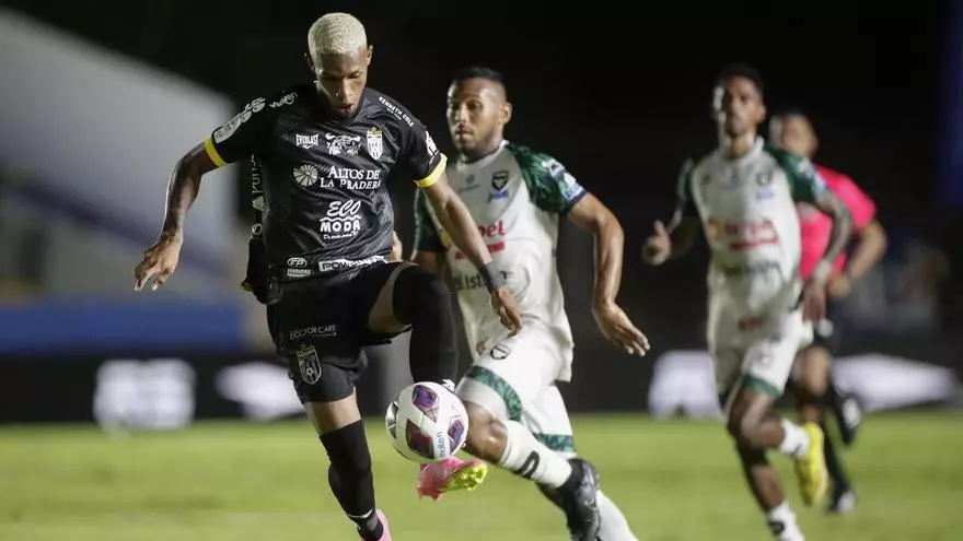 alt El panameño Jorge 'Puchulin' Serrano firma contrato con el Motagua, subcampeón de Honduras