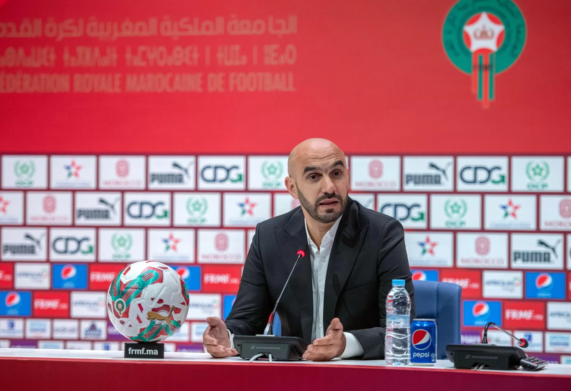 El seleccionador nacional de Marruecos, Walid Regragui, en conferencia de prensa anunciando la plantilla para la Copa África de Fútbol 2024. (Marruecos) EFE/EPA/Jalal Morchidi 