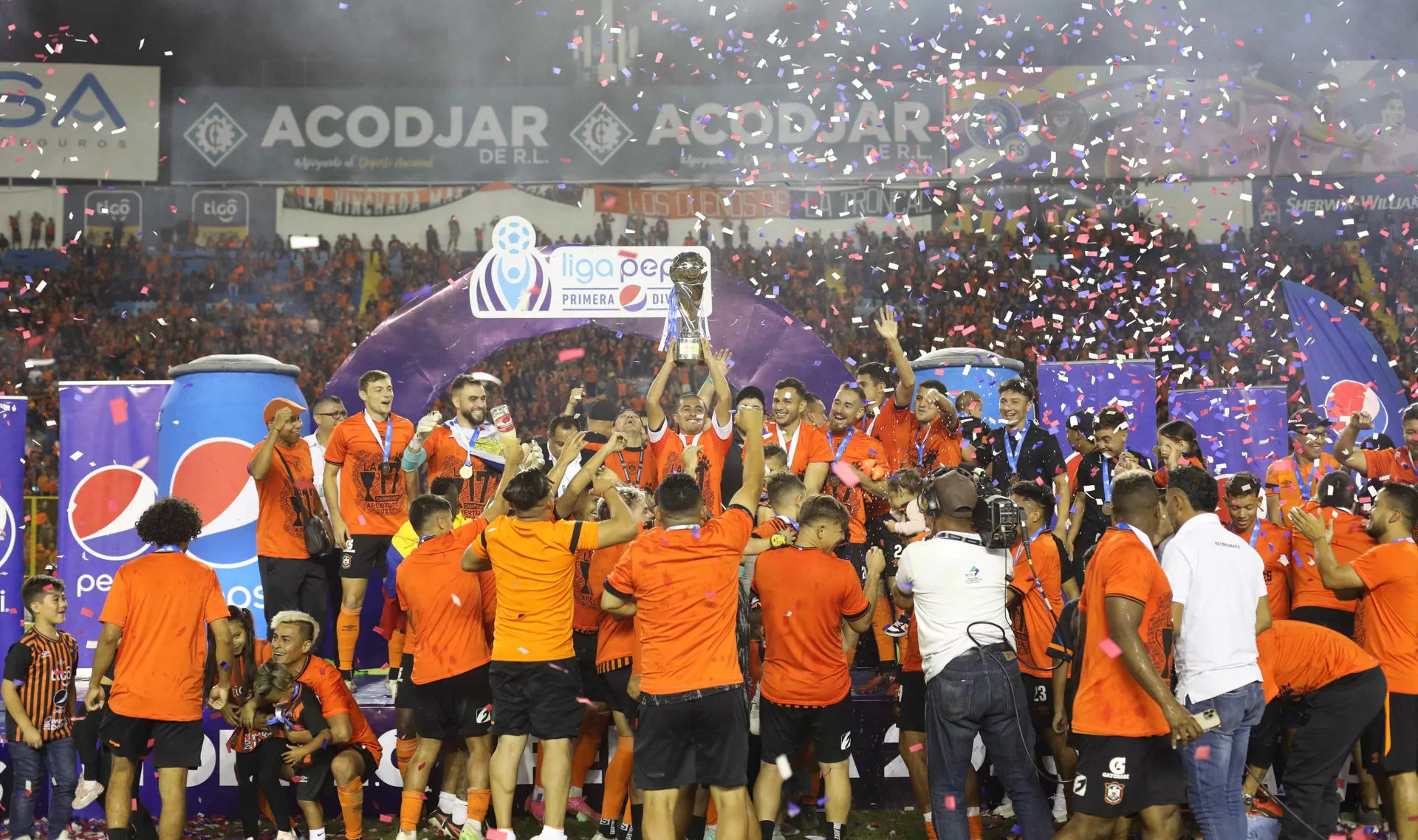 Integrantes del club Águila fueron registrados este sábado, 23 de diciembre, al celebrar el título del Torneo Apertura 2023 del fútbol en El Salvador, tras derrotar 3-0 en la final al Jocoro, en San Salvador (El Salvador). EFE/Miguel Lemus 