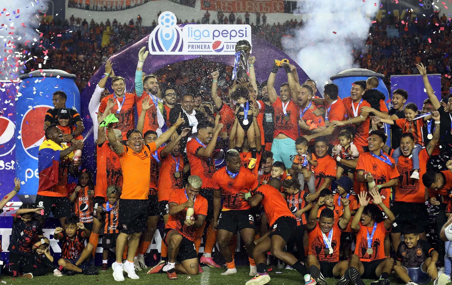 Integrantes del club Águila fueron registrados este sábado, 23 de diciembre, al celebrar el título del Torneo Apertura 2023 del fútbol en El Salvador, tras derrotar 3-0 en la final al Jocoro, en San Salvador (El Salvador). EFE/Miguel Lemus 