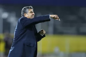 alt El técnico colombiano Santiago Escobar alcanza con Orense al líder Liga de Quito