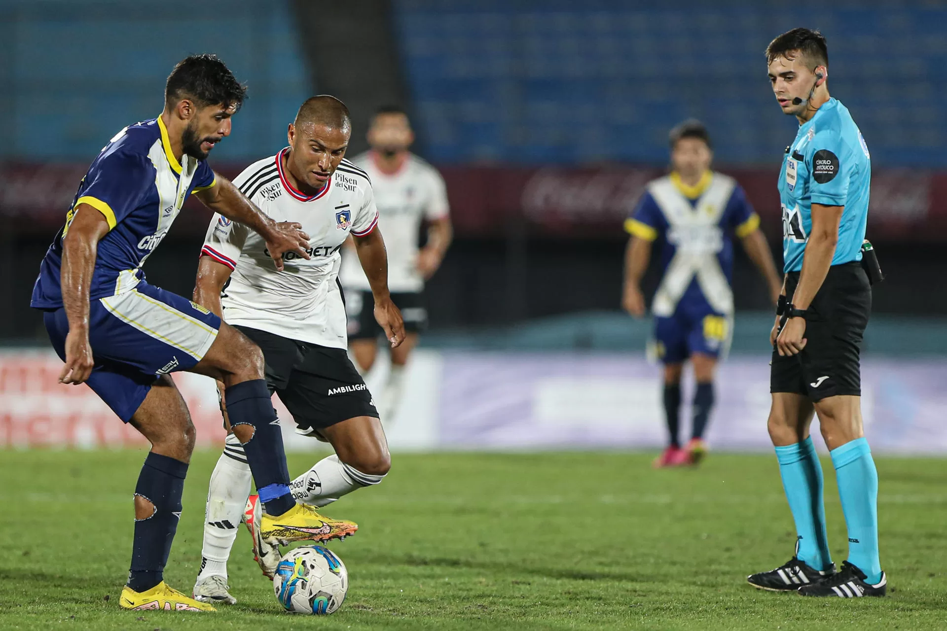 Leandro Benegas (d) de Colo Colo disputa un balón con Facundo Mallo de Rosario Central hoy, durante un partido amistoso entre Colo Colo y Rosario Central de la serie del Río de la Plata, en el estadio Centenario, en Montevideo (Uruguay). EFE/Gaston Britos 