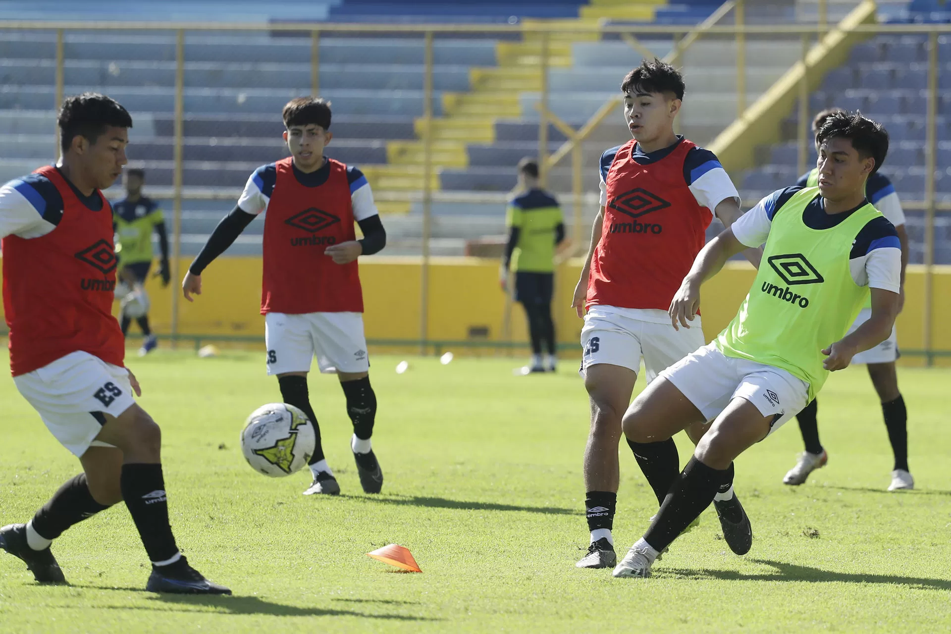 Jugadores de la selección salvadoreña de fútbol participan hoy en un entrenamiento en el Estadio Cuscatlán en San Salvador (El Salvador). EFE/Rodrigo Sura